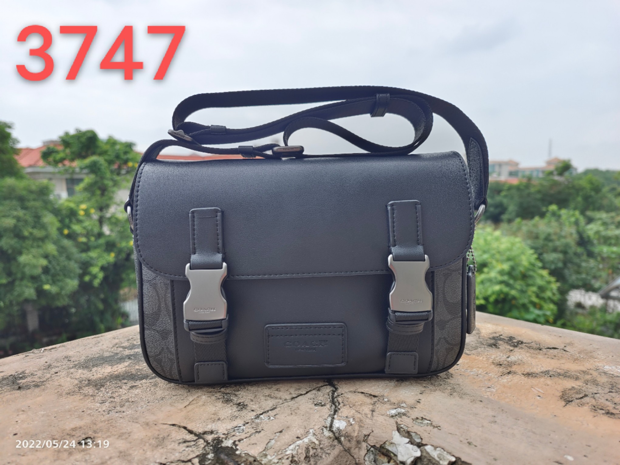Coach 最新款邮差3747 Tracker Crossbody 最 的百搭色 非常适合潮男外搭 有种邻家哥哥的感觉 翻盖的设计加上卡扣两端非常 打开后 里面是一个隔层 隔层是吸铁式的放手机拿取比较方便 还有一个拉链隔层 空间非常大 包容性非常大 后面还有一个隔层 的pvc logo材质 耐用耐磨 快来 Pick 吧