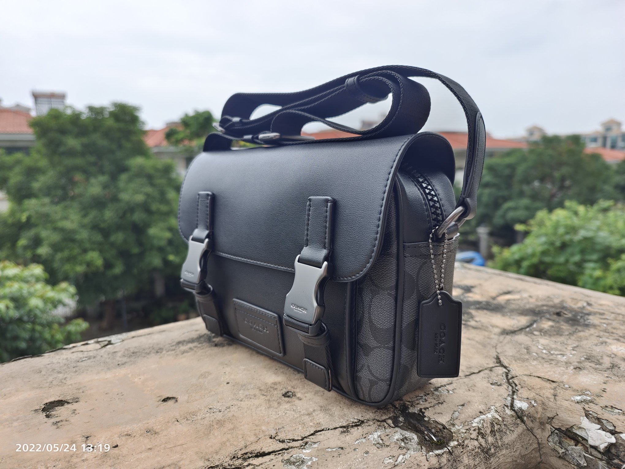 Coach 最新款邮差3747 Tracker Crossbody 最 的百搭色 非常适合潮男外搭 有种邻家哥哥的感觉 翻盖的设计加上卡扣两端非常 打开后 里面是一个隔层 隔层是吸铁式的放手机拿取比较方便 还有一个拉链隔层 空间非常大 包容性非常大 后面还有一个隔层 的pvc logo材质 耐用耐磨 快来 Pick 吧