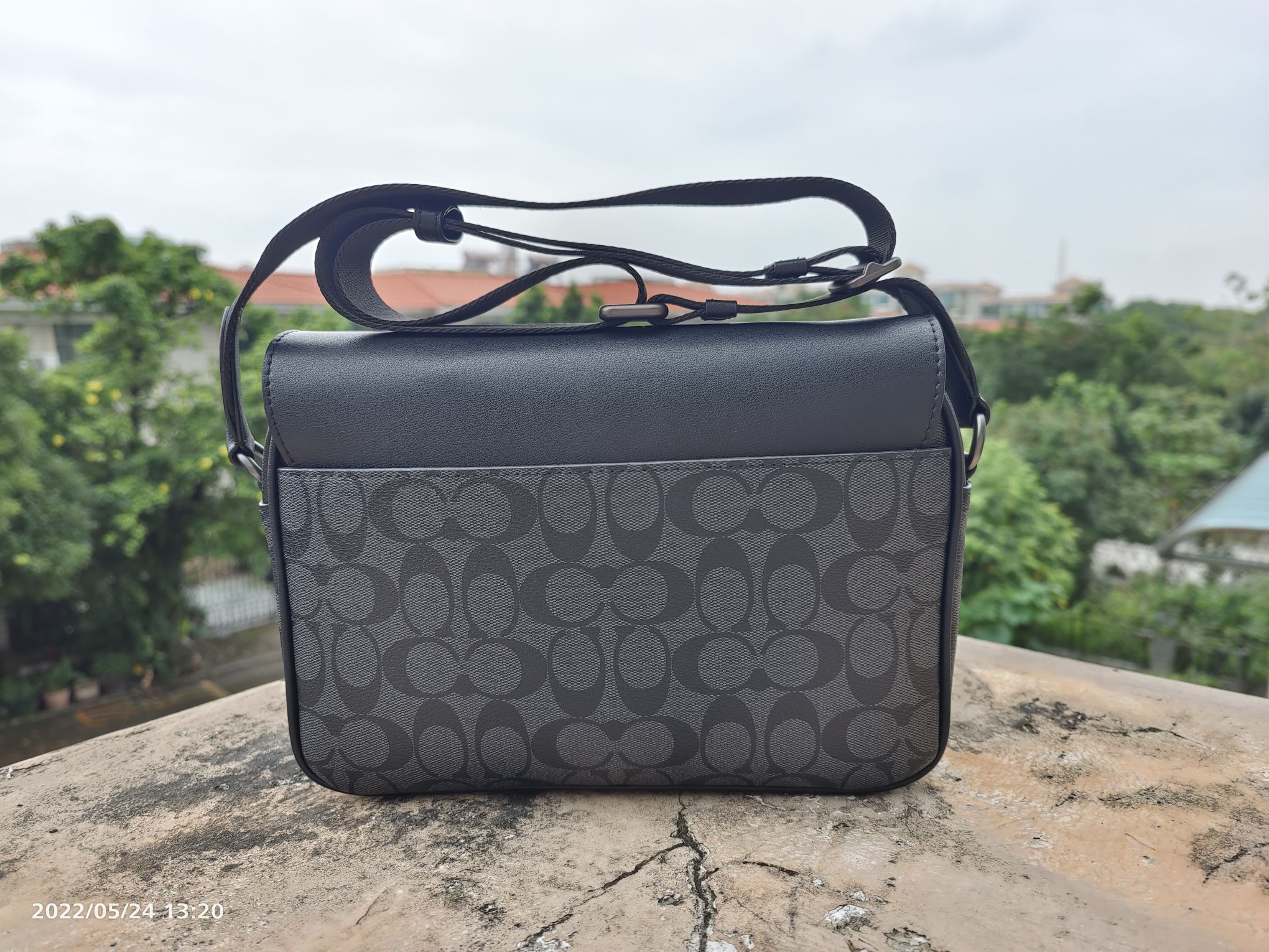 Coach 最新款邮差3747 Tracker Crossbody 最 的百搭色 非常适合潮男外搭 有种邻家哥哥的感觉 翻盖的设计加上卡扣两端非常 打开后 里面是一个隔层 隔层是吸铁式的放手机拿取比较方便 还有一个拉链隔层 空间非常大 包容性非常大 后面还有一个隔层 的pvc logo材质 耐用耐磨 快来 Pick 吧