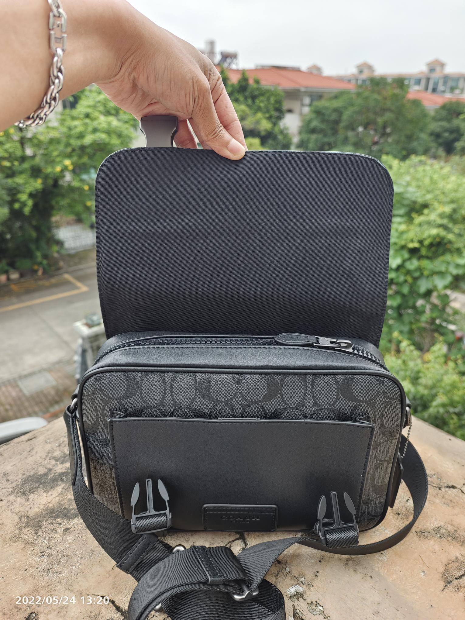 Coach 最新款邮差3747 Tracker Crossbody 最 的百搭色 非常适合潮男外搭 有种邻家哥哥的感觉 翻盖的设计加上卡扣两端非常 打开后 里面是一个隔层 隔层是吸铁式的放手机拿取比较方便 还有一个拉链隔层 空间非常大 包容性非常大 后面还有一个隔层 的pvc logo材质 耐用耐磨 快来 Pick 吧