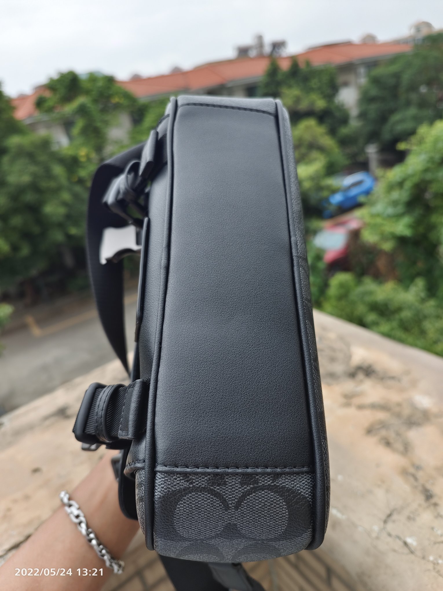 Coach 最新款邮差3747 Tracker Crossbody 最 的百搭色 非常适合潮男外搭 有种邻家哥哥的感觉 翻盖的设计加上卡扣两端非常 打开后 里面是一个隔层 隔层是吸铁式的放手机拿取比较方便 还有一个拉链隔层 空间非常大 包容性非常大 后面还有一个隔层 的pvc logo材质 耐用耐磨 快来 Pick 吧