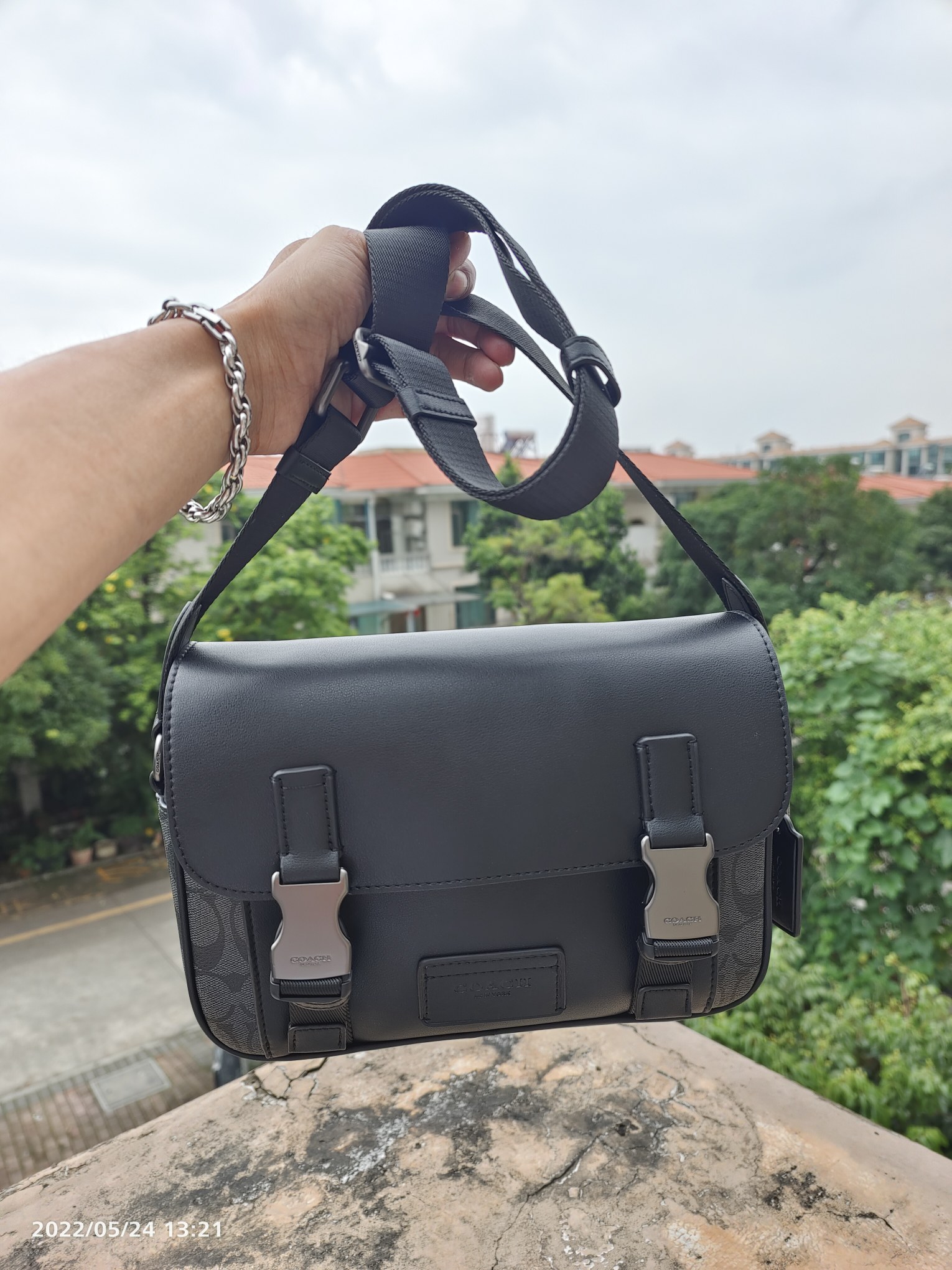 Coach 最新款邮差3747 Tracker Crossbody 最 的百搭色 非常适合潮男外搭 有种邻家哥哥的感觉 翻盖的设计加上卡扣两端非常 打开后 里面是一个隔层 隔层是吸铁式的放手机拿取比较方便 还有一个拉链隔层 空间非常大 包容性非常大 后面还有一个隔层 的pvc logo材质 耐用耐磨 快来 Pick 吧