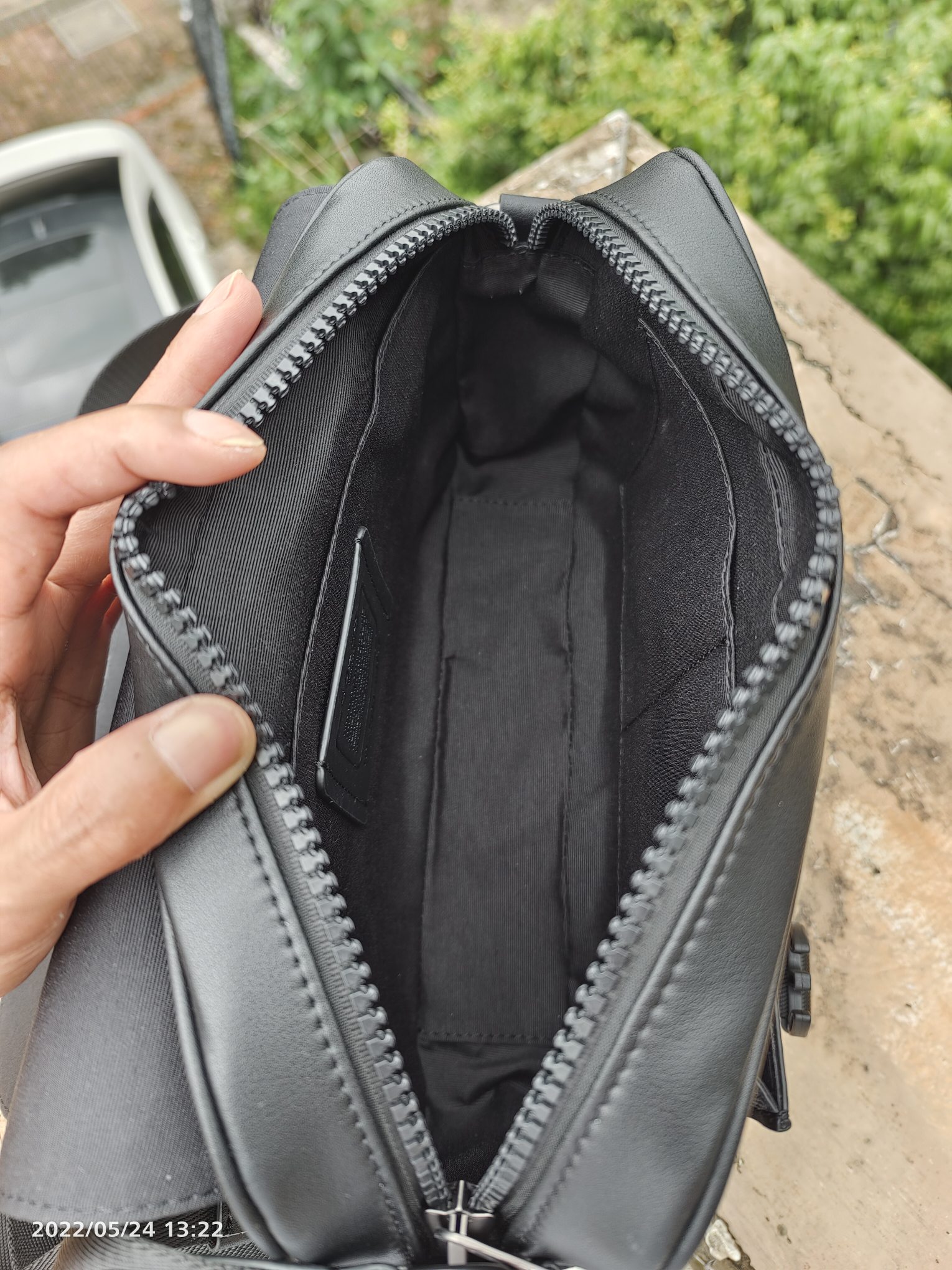 Coach 最新款邮差3747 Tracker Crossbody 最 的百搭色 非常适合潮男外搭 有种邻家哥哥的感觉 翻盖的设计加上卡扣两端非常 打开后 里面是一个隔层 隔层是吸铁式的放手机拿取比较方便 还有一个拉链隔层 空间非常大 包容性非常大 后面还有一个隔层 的pvc logo材质 耐用耐磨 快来 Pick 吧