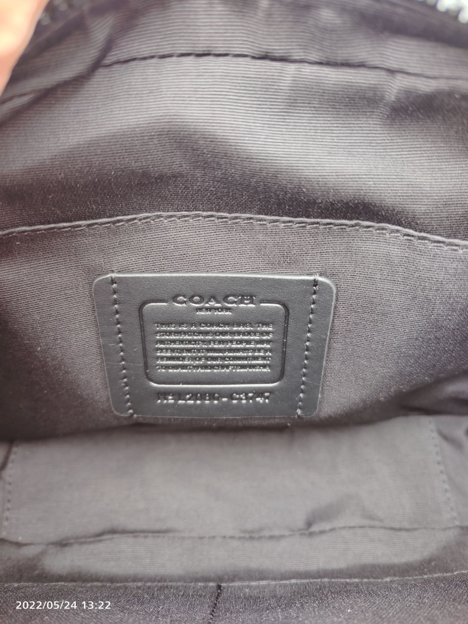 Coach 最新款邮差3747 Tracker Crossbody 最 的百搭色 非常适合潮男外搭 有种邻家哥哥的感觉 翻盖的设计加上卡扣两端非常 打开后 里面是一个隔层 隔层是吸铁式的放手机拿取比较方便 还有一个拉链隔层 空间非常大 包容性非常大 后面还有一个隔层 的pvc logo材质 耐用耐磨 快来 Pick 吧