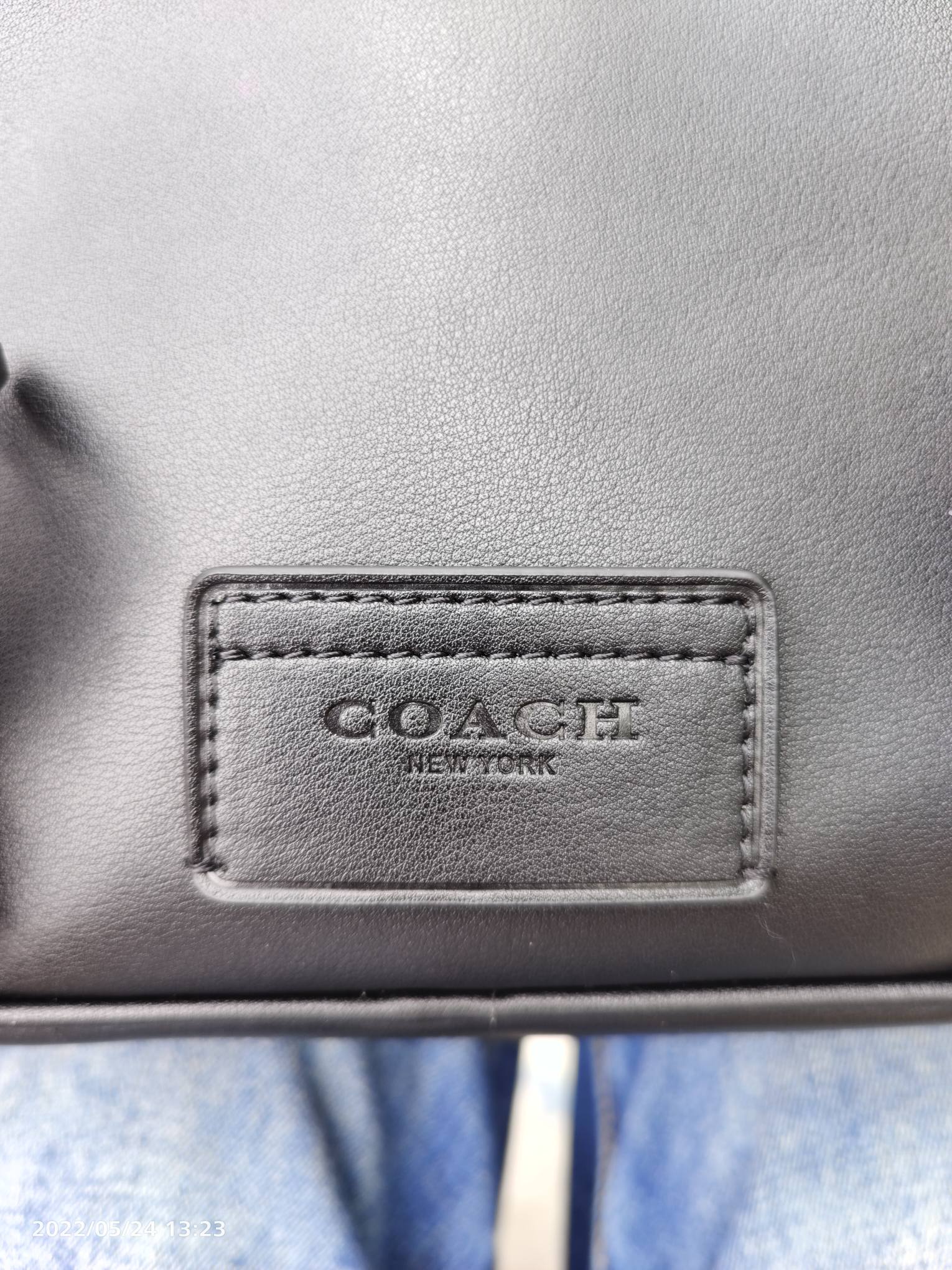 Coach 最新款邮差3747 Tracker Crossbody 最 的百搭色 非常适合潮男外搭 有种邻家哥哥的感觉 翻盖的设计加上卡扣两端非常 打开后 里面是一个隔层 隔层是吸铁式的放手机拿取比较方便 还有一个拉链隔层 空间非常大 包容性非常大 后面还有一个隔层 的pvc logo材质 耐用耐磨 快来 Pick 吧