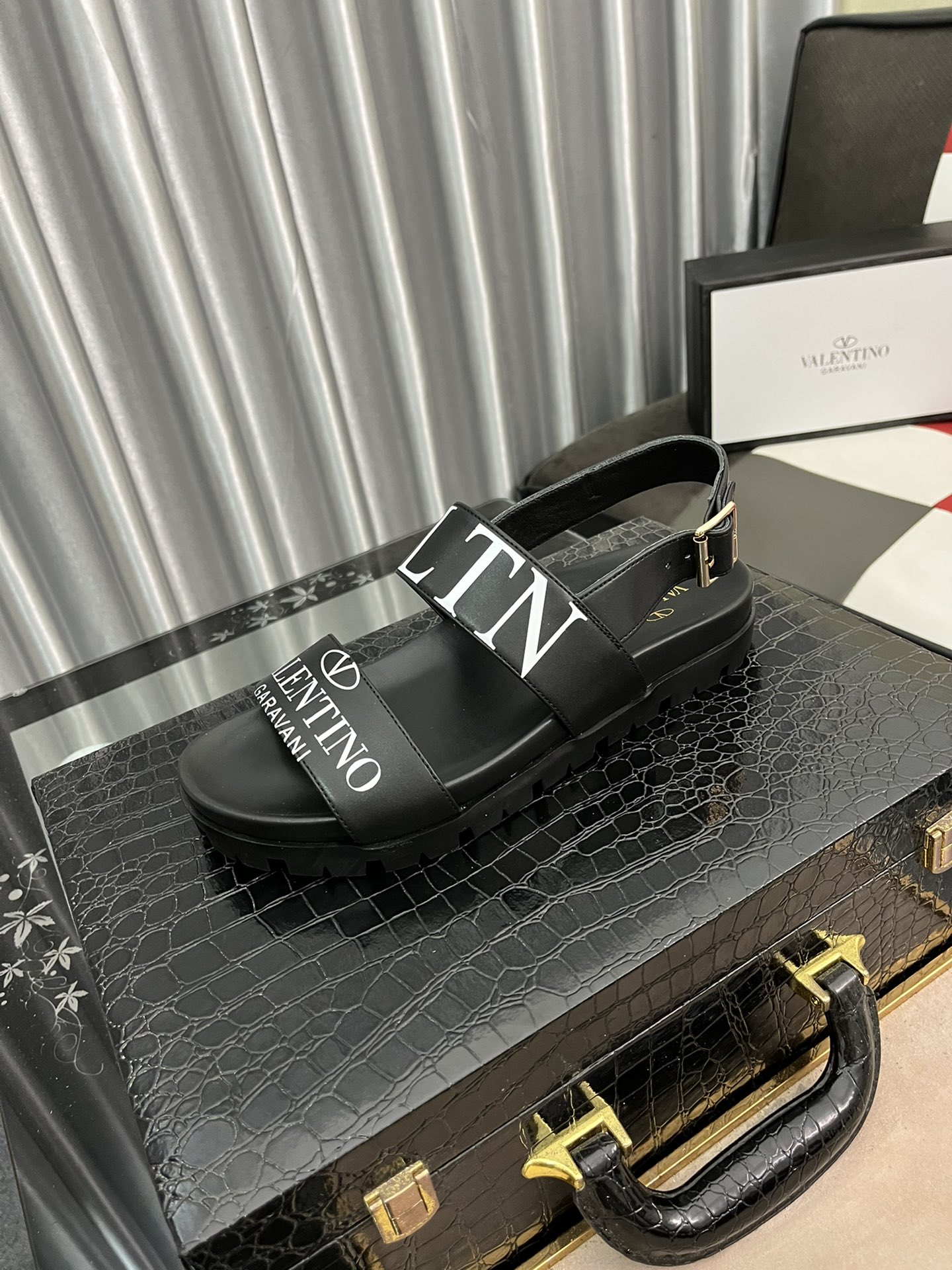 I0  Valentino/华伦天奴 2022VLTN字母魔术贴凉鞋 购买原版一比一打造 原版织带 开模原版底 牛皮内里 欢迎细节对比 女码35-40 男码38-44 2⃣️色可选