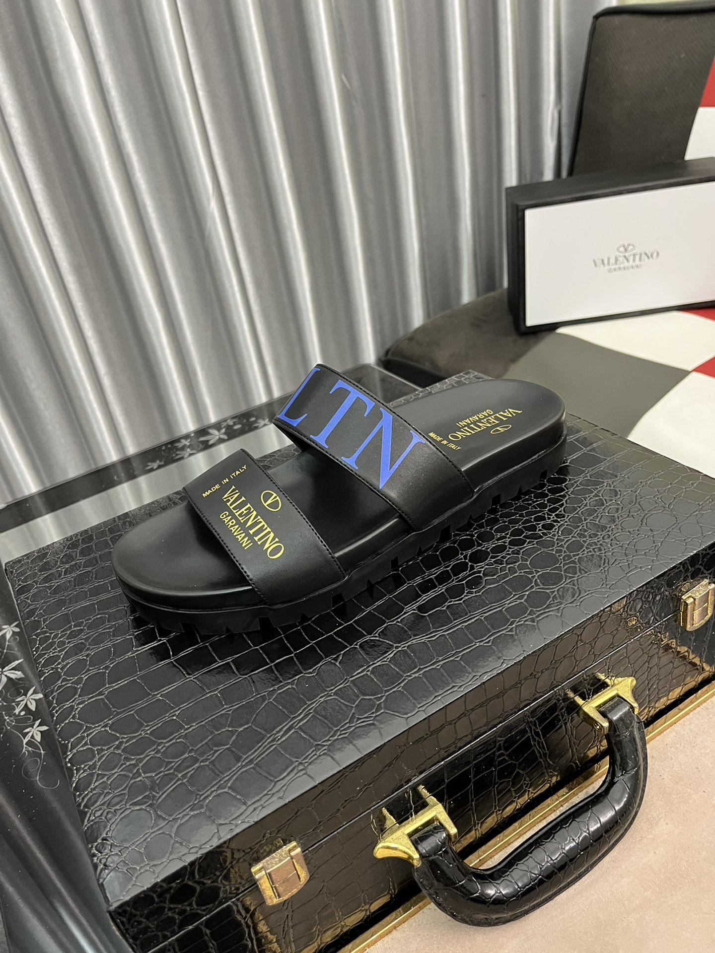 H0  Valentino/华伦天奴 2022VLTN字母魔术贴凉鞋 购买原版一比一打造 原版织带 开模原版底 牛皮内里 欢迎细节对比 女码35-40 男码38-44 2⃣️色可选