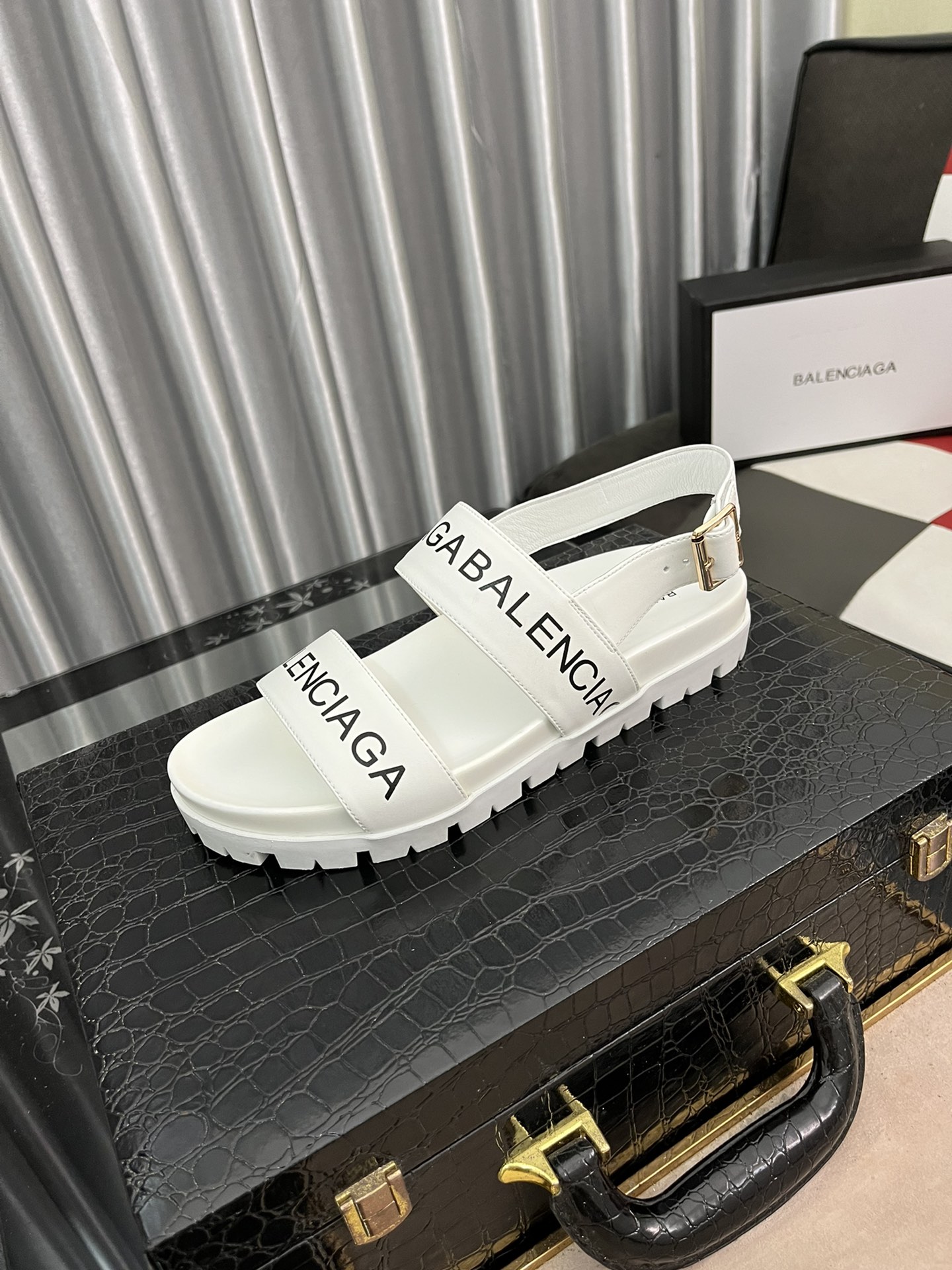 I0   Balenciaga 巴黎世家2022夏季新品、拖鞋式凉鞋。爆款现货发售🎉🎉原版购入开模，原版一致大底私模开版，鞋面原版TPU+内里布开模一字带特别包脚舒适，松口和勒脚都不会有脚感舒适升级版PU发泡脚床 ，记忆回弹所有的材质与工艺原版 100%一