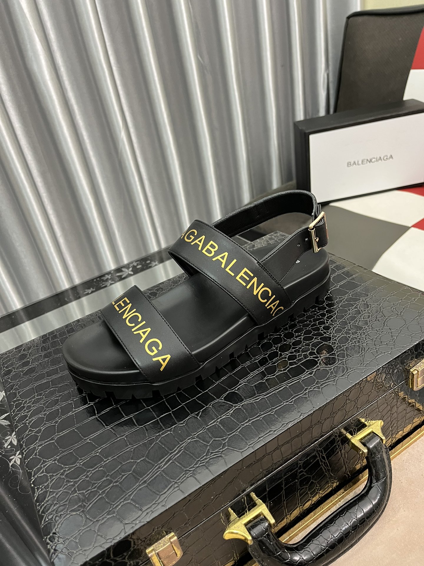 I0   Balenciaga 巴黎世家2022夏季新品、拖鞋式凉鞋。爆款现货发售🎉🎉原版购入开模，原版一致大底私模开版，鞋面原版TPU+内里布开模一字带特别包脚舒适，松口和勒脚都不会有脚感舒适升级版PU发泡脚床 ，记忆回弹所有的材质与工艺原版 100%一