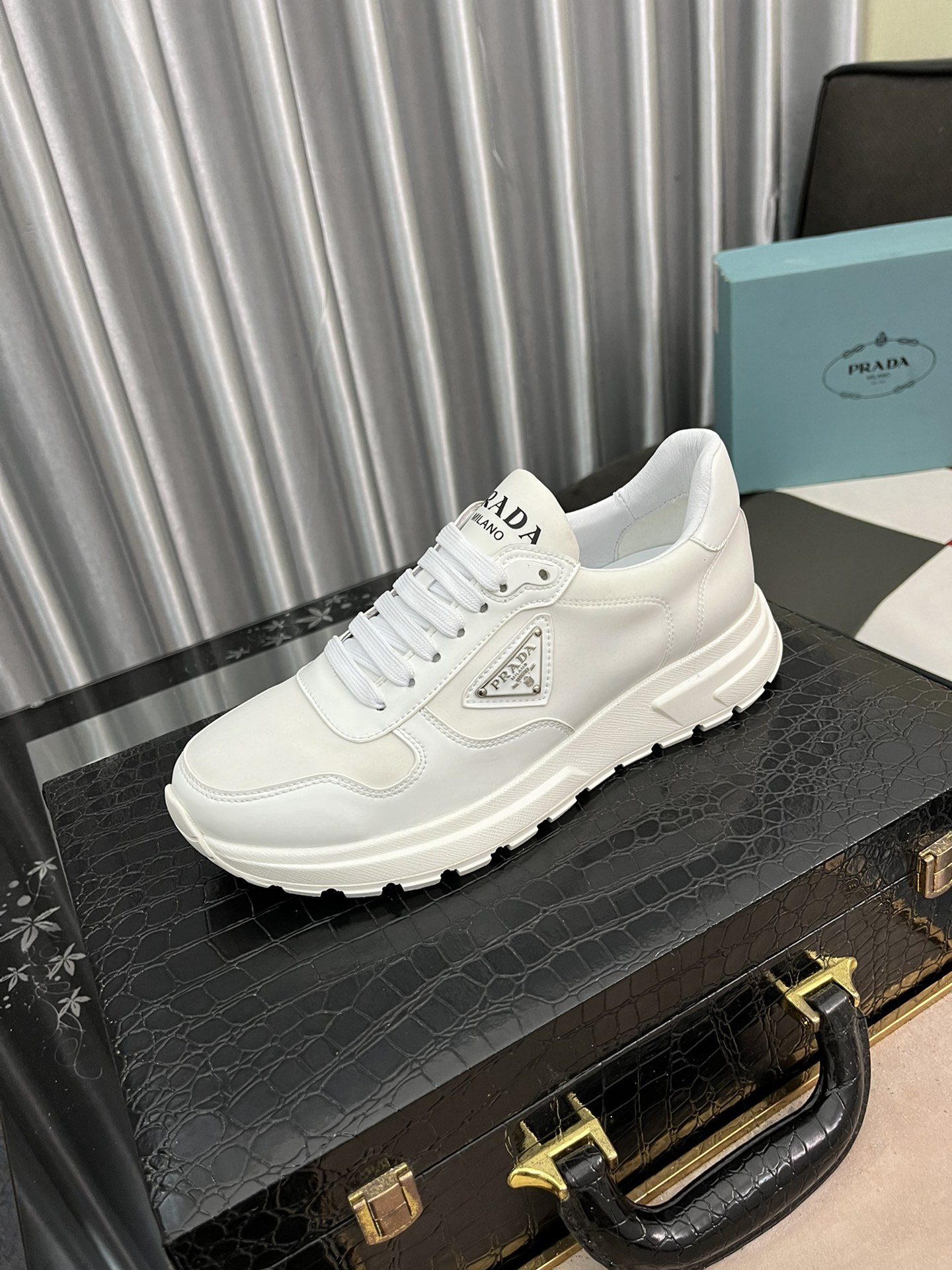 J0   Prada 普拉达男鞋，休闲鞋，正规鞋厂出品，✅。它的作品结合了来自意大利的万种风情，非常有活力和创意，总给人强烈的视觉冲击❗专柜同步，做工可与专柜较量。鞋面牛皮，羊皮里，原厂大底、按原版调制的楦头不管上脚还是摆放都相当有吸引力➰➰，绝对百搭自留款〰〰。