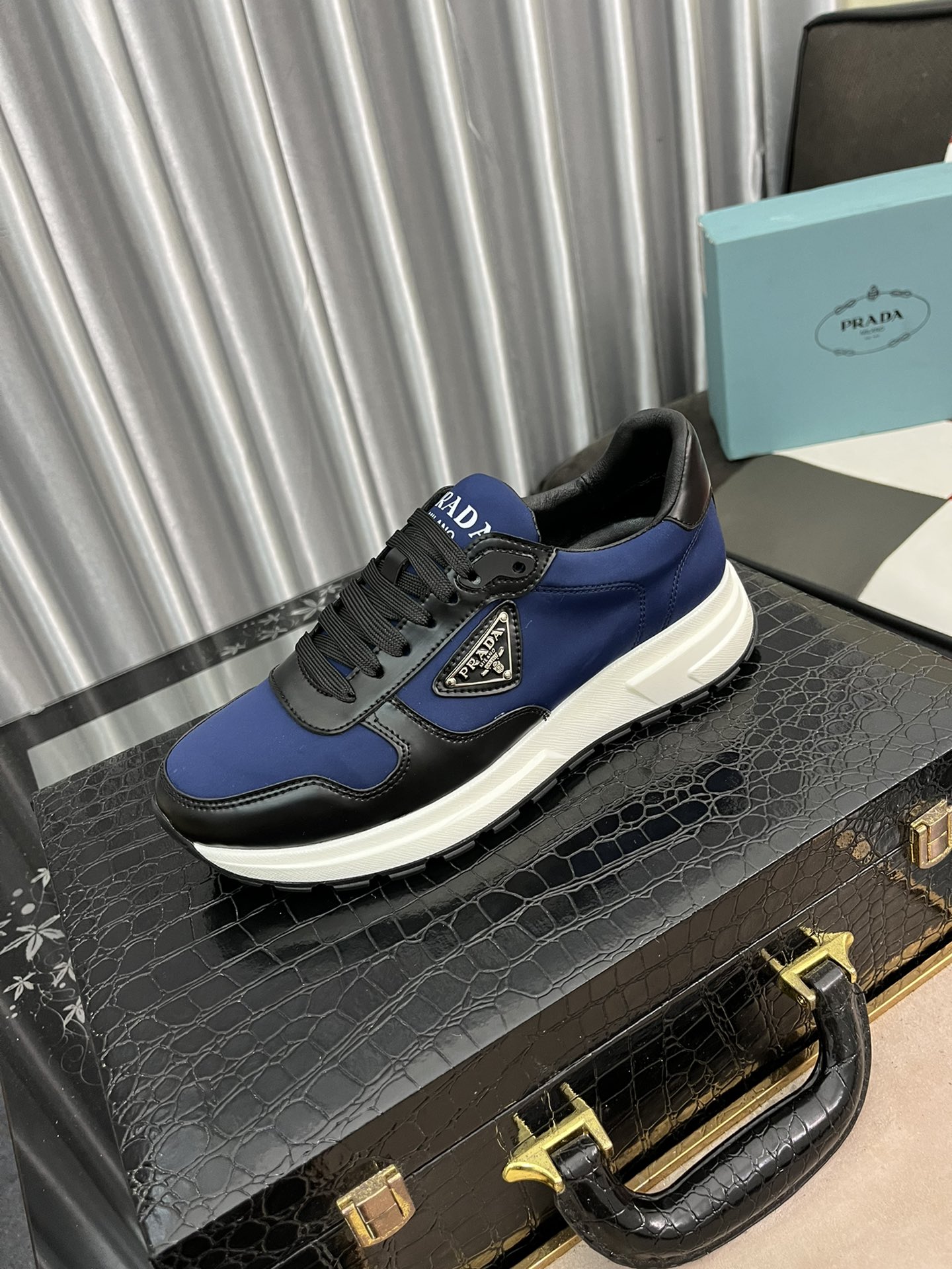 J0   Prada 普拉达男鞋，休闲鞋，正规鞋厂出品，✅。它的作品结合了来自意大利的万种风情，非常有活力和创意，总给人强烈的视觉冲击❗专柜同步，做工可与专柜较量。鞋面牛皮，羊皮里，原厂大底、按原版调制的楦头不管上脚还是摆放都相当有吸引力➰➰，绝对百搭自留款〰〰。