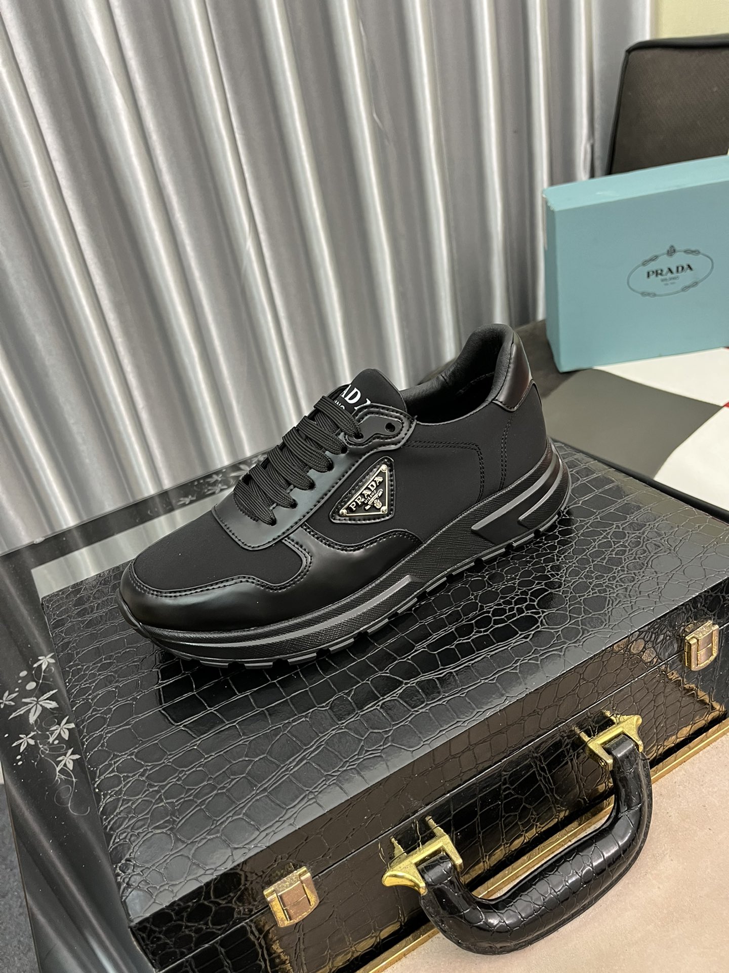 J0   Prada 普拉达男鞋，休闲鞋，正规鞋厂出品，✅。它的作品结合了来自意大利的万种风情，非常有活力和创意，总给人强烈的视觉冲击❗专柜同步，做工可与专柜较量。鞋面牛皮，羊皮里，原厂大底、按原版调制的楦头不管上脚还是摆放都相当有吸引力➰➰，绝对百搭自留款〰〰。