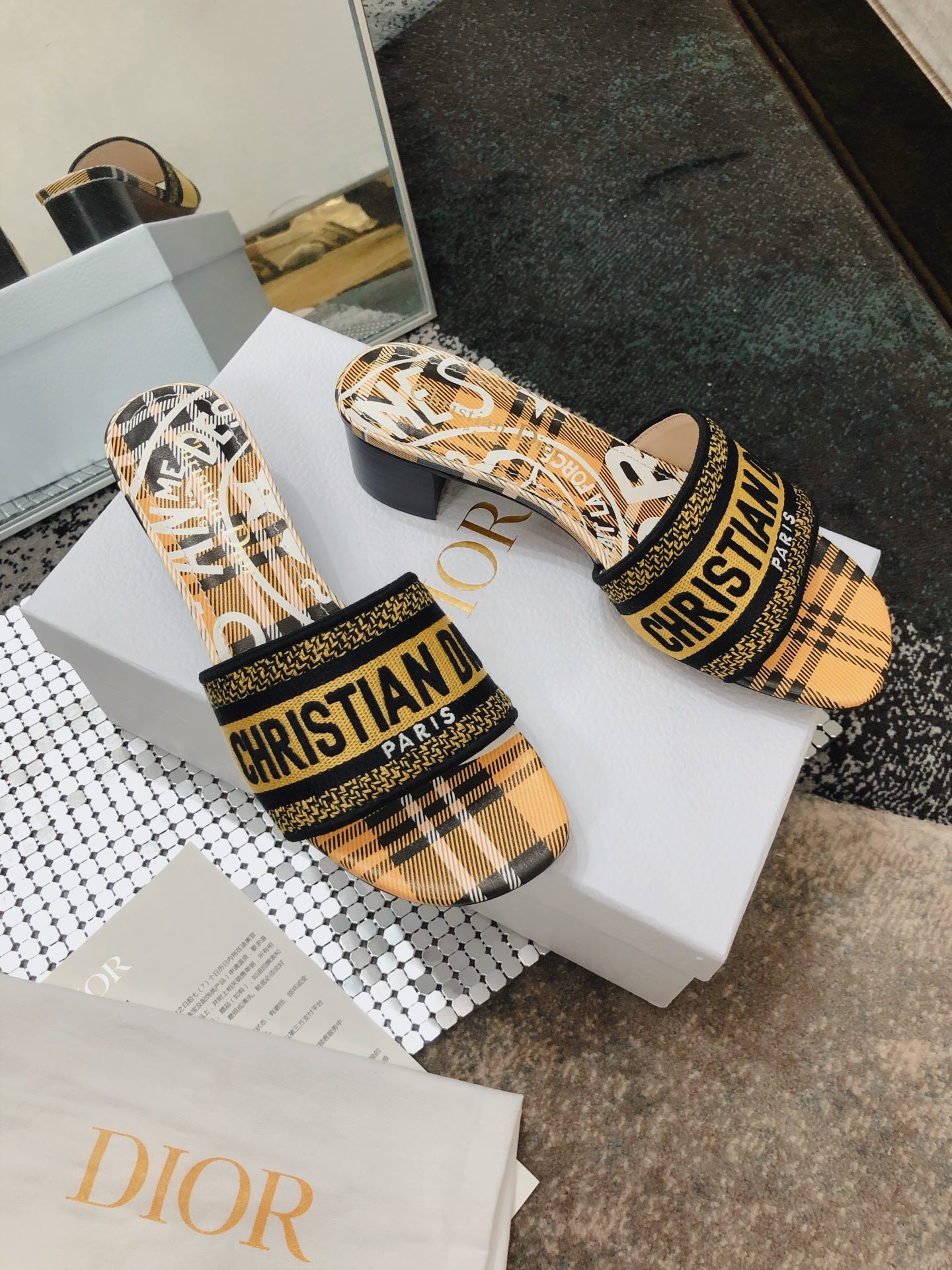 NO:168167,DIOR Early Spring New Jacquard Embroidered Sandals♀ Top Version As D's main presbyterian embroidery series slippers. It has new colors every year and is out of stock as soon as it is new. The embroidery design has a three-dimensional and exquisite feeling, simple and generous, and is not picky at all. It can be held on any occasion, making people love it. The details are exclusively customized three-dimensional embroidery upper, high-density electric embroidery craftsmanship, without any connection or overlap, perfect quality, and complex craftsmanship. Consistent with the original version, comfortable and soft, pay attention to discernment!  Outsole Italian leather outsole size 35-40 (41 and 42 can be ordered without return) Price medium thick heel flat heel 170, slippers, dior, dior, slippers, Leather soles19860909DIOR 早春新款提花刺绣凉拖鞋♀顶级版本 作为D家主打款老花刺绣系列拖鞋. 每年都会新色,一出新就立马断货,刺绣设计有立体感非常精致,简单大方,完全不挑人,任何场合都能hold住,让人爱不释手 细节独家订制字母立体刺绣鞋面,高密度电绣工艺,没有任何的连线、重合,完美品质,复杂工艺.与原版一致,舒适柔软,注意辨别！ 大底意大利真皮大底 码数35-40（41、42可订不退换） 价格中粗跟 平跟款170,拖鞋,dior,dior,slippers,Leather soles,Women's Shoes