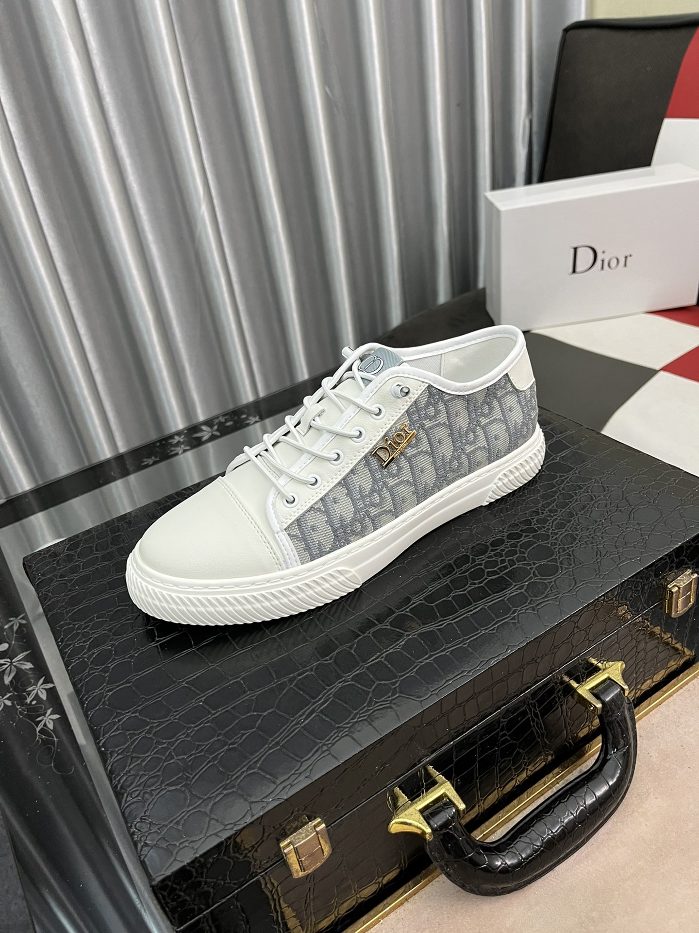 I0  迪奥Walk ‘n’Dior刺绣棉情侣👩‍❤️‍👨休闲鞋，采用质感厚实，白色橡胶底，鞋面纯棉刺绣，彰显个性，鞋舌和鞋带采用Christian Dior标志装饰。 水柒羊皮内里，牛皮垫脚。