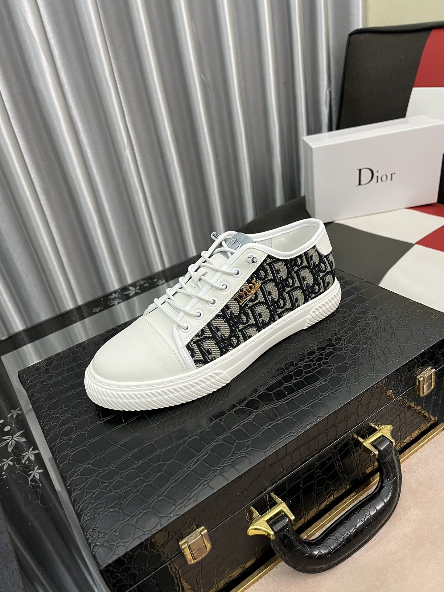 I0  迪奥Walk ‘n’Dior刺绣棉情侣👩‍❤️‍👨休闲鞋，采用质感厚实，白色橡胶底，鞋面纯棉刺绣，彰显个性，鞋舌和鞋带采用Christian Dior标志装饰。 水柒羊皮内里，牛皮垫脚。