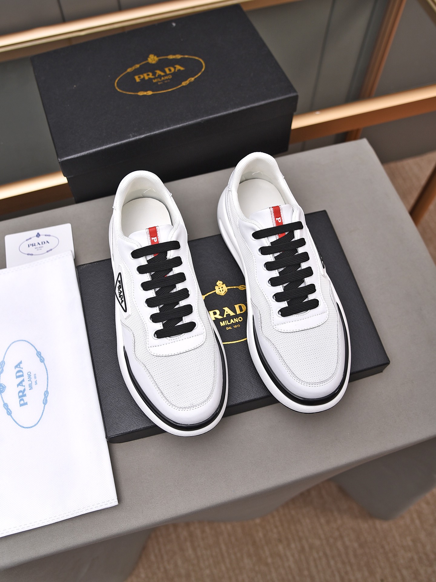 I5 品牌:普拉达 材料:鞋面牛皮➕进口飞织 。内里：透气网里。大底：发泡耐磨底。