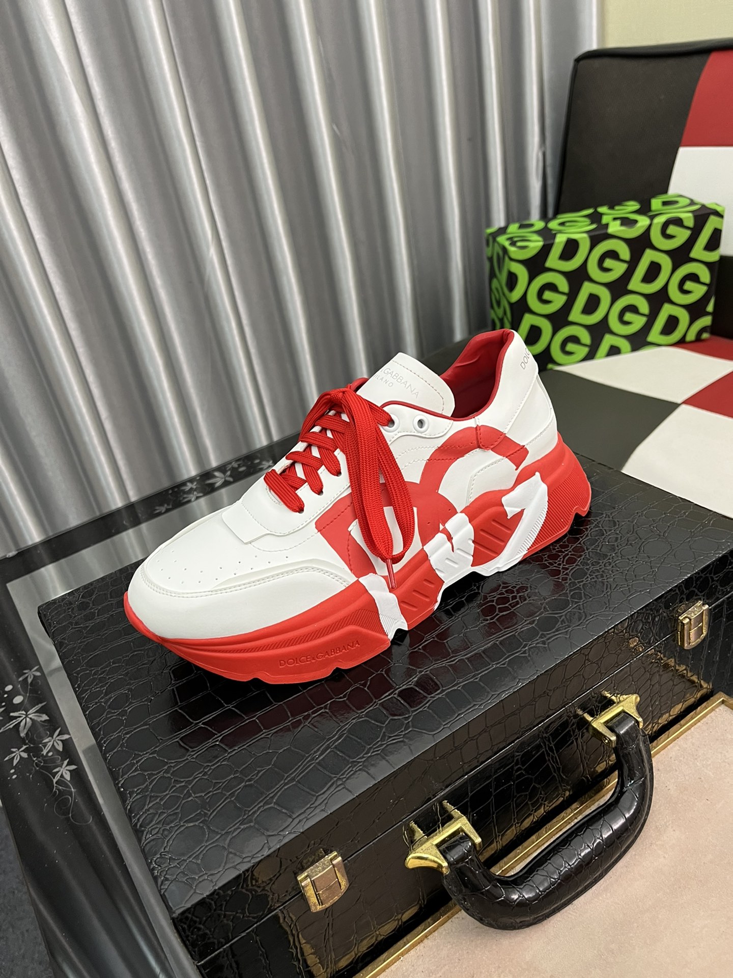 J5  Dolce＆Gabbana最新休闲情侣👫老爹鞋原单品质🤠面料进口丝绸牛皮💕内里羊皮[得意]TPU原纹发泡大底，鞋面涂鸦图案。论材料做工完胜市场所有版本💕高品质出。😇❤👻上脚十分舒适 、