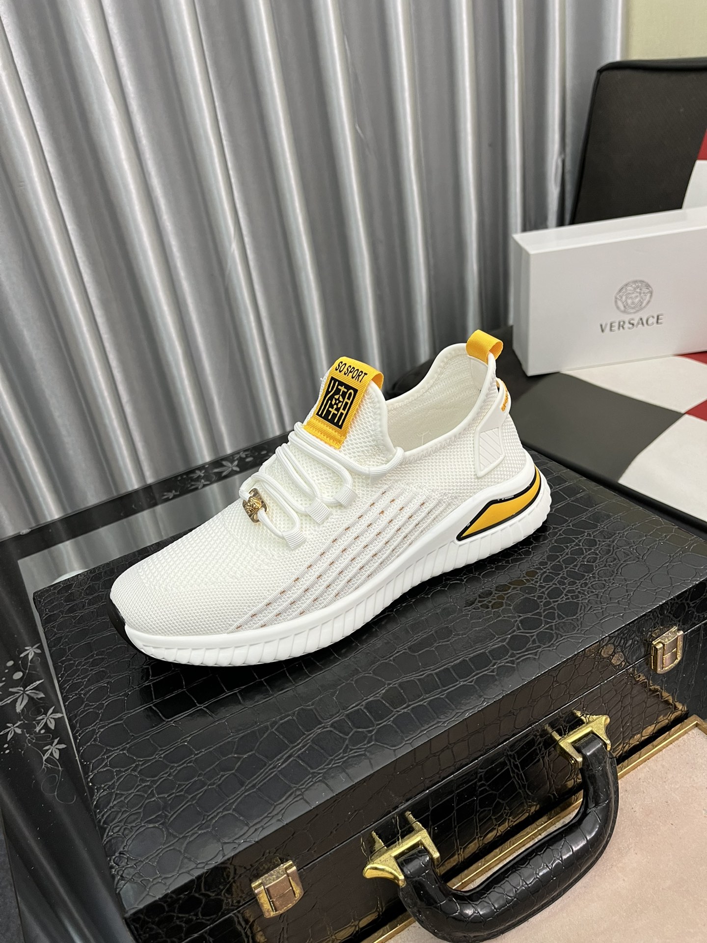 I5  范思哲 最精心打造，引爆全场不断创新的国际品牌 此款男士四季运动休闲鞋，原版版本，鞋面采用飞织面料 ，皮垫脚➕真爆超轻防滑大底，透气舒适以质量说话👄潮颜色：两色