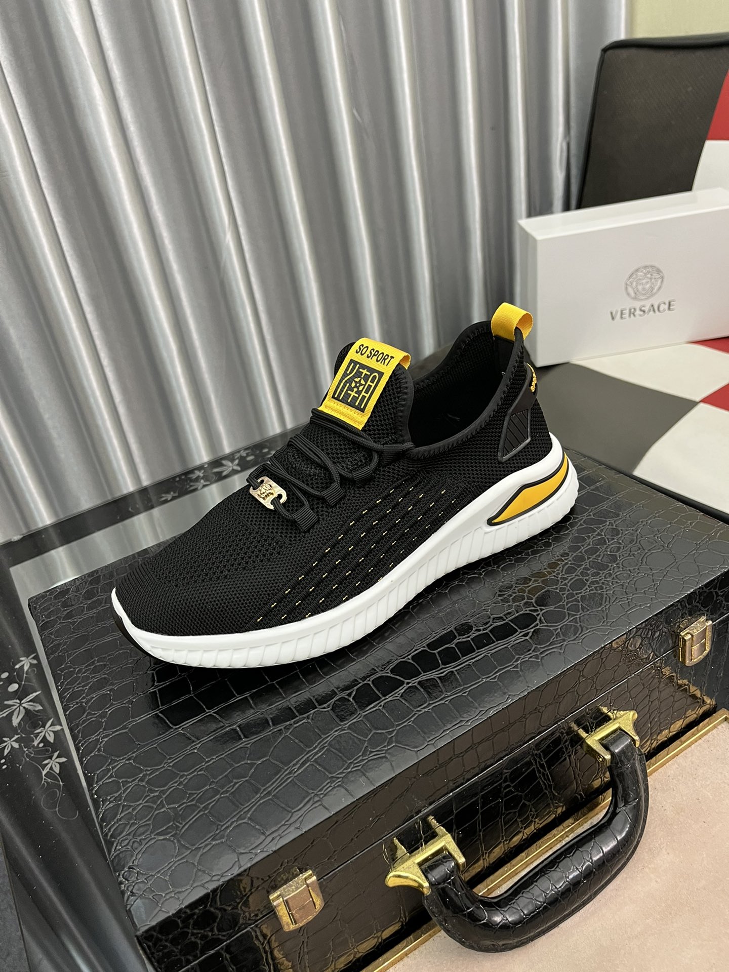 I5  范思哲 最精心打造，引爆全场不断创新的国际品牌 此款男士四季运动休闲鞋，原版版本，鞋面采用飞织面料 ，皮垫脚➕真爆超轻防滑大底，透气舒适以质量说话👄潮颜色：两色