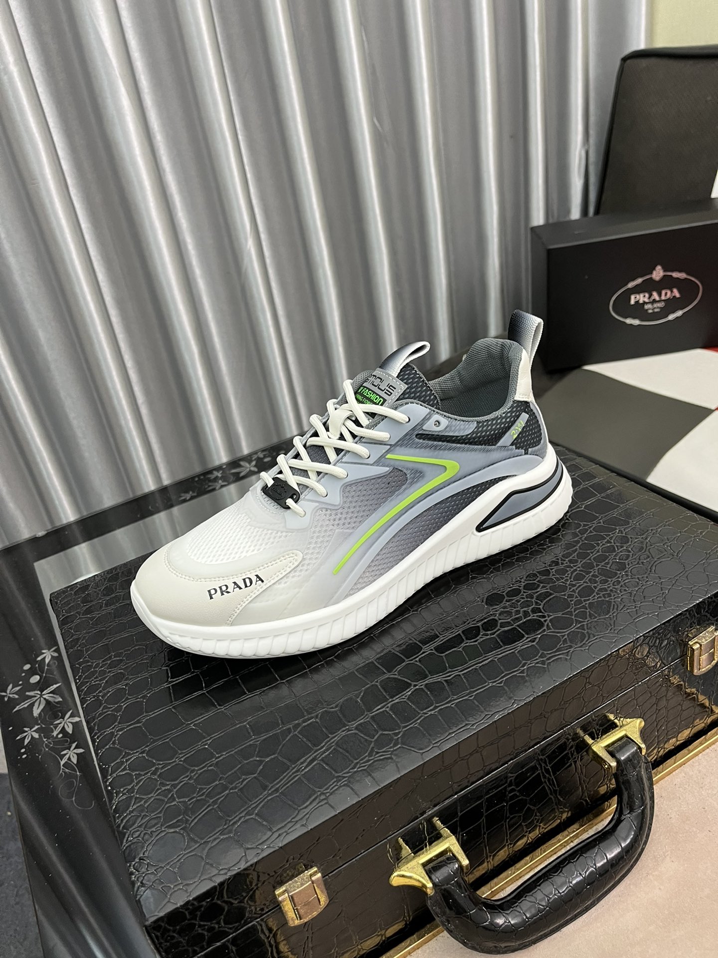 I5  普拉达  Prada 休闲鞋，透气舒适，行走方便，潮男百搭之款，高级飞织面料➕真皮垫脚，耐磨仿滑原版滴胶彩色大底 运动跑步风，超级舒服。