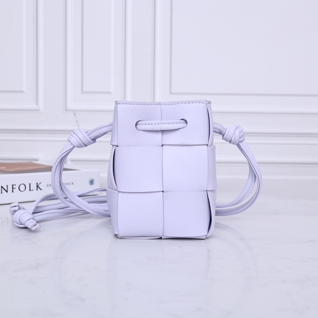 Bottega Veneta плетёная мини сумка-ведро на затяжках с ручкой