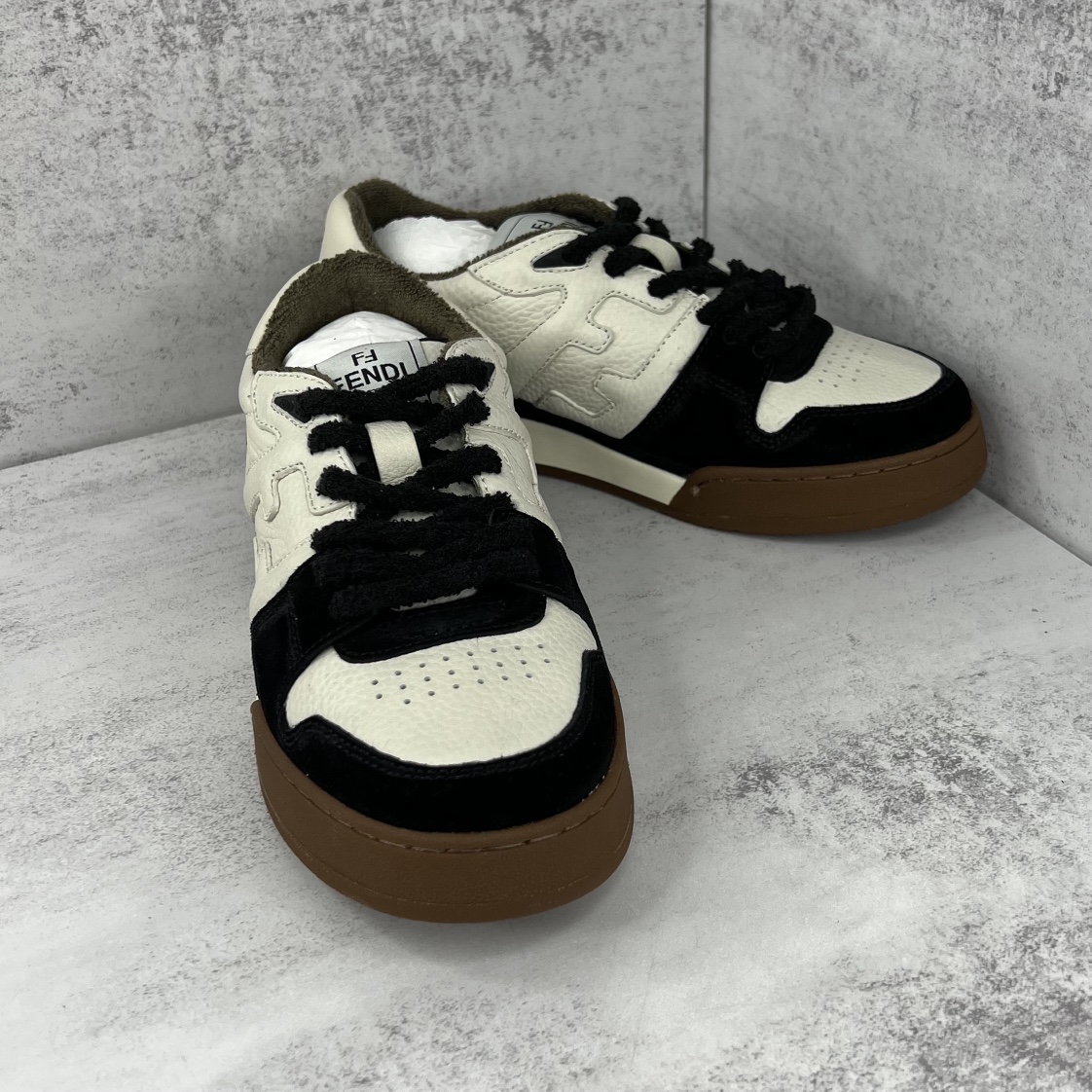 Fendi 新款上架 (莞产 ) Fendi 芬迪22ss 休闲鞋FENDI芬迪match最新 运动鞋 设计师Kim Jones打造的首款运动鞋fendi match 和LV驴牌的Trainer篮球运动鞋 鞋型差不多 添加了FF 的设计 鞋面采用麂皮和皮革拼接组合 侧面凸起的双F logo内里采用毛巾绒里 / 男款39-45
