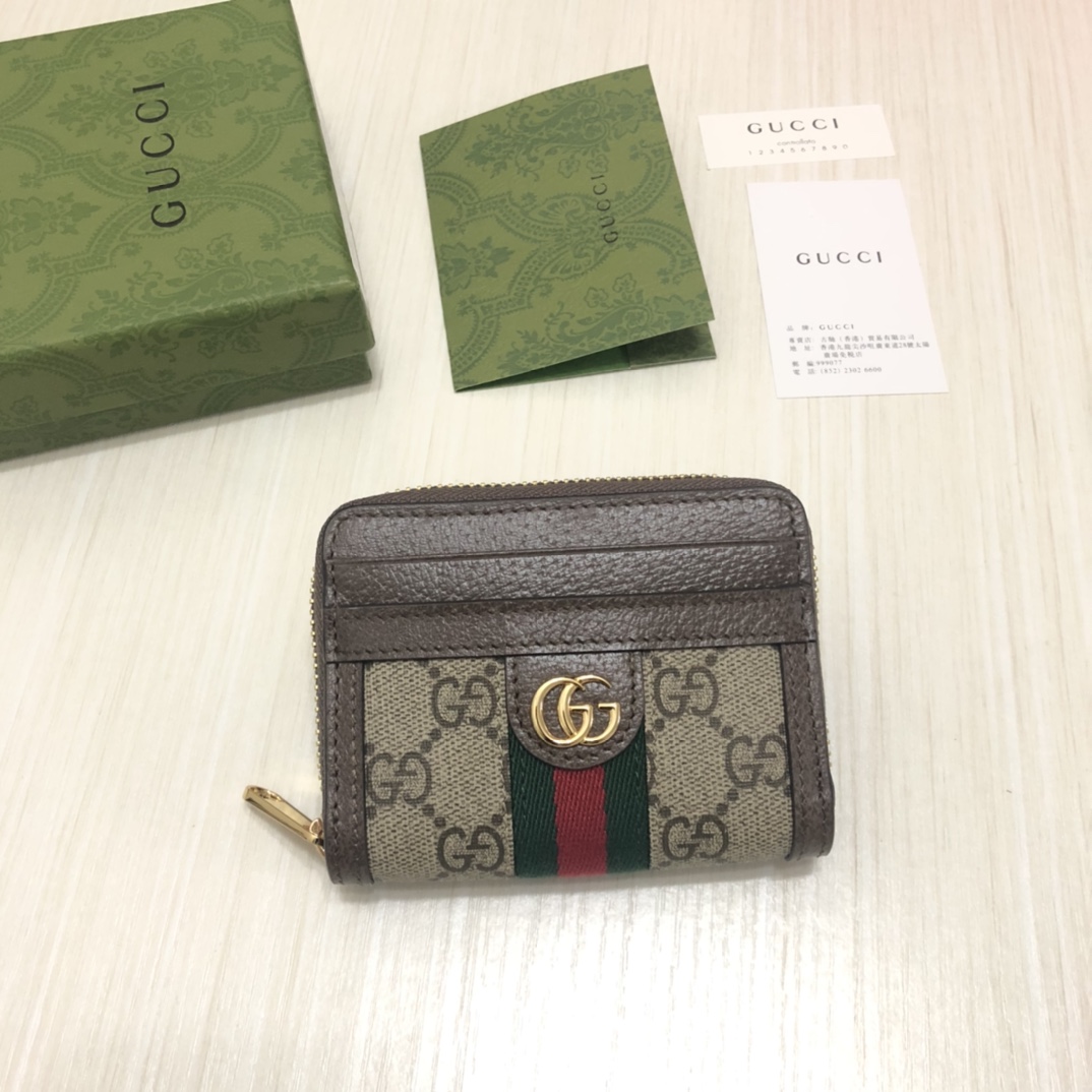 于1970年代开始使用的GG标识，由始于1930年代的早期Gucci钻石菱格纹演化而来。此款将标志性图案