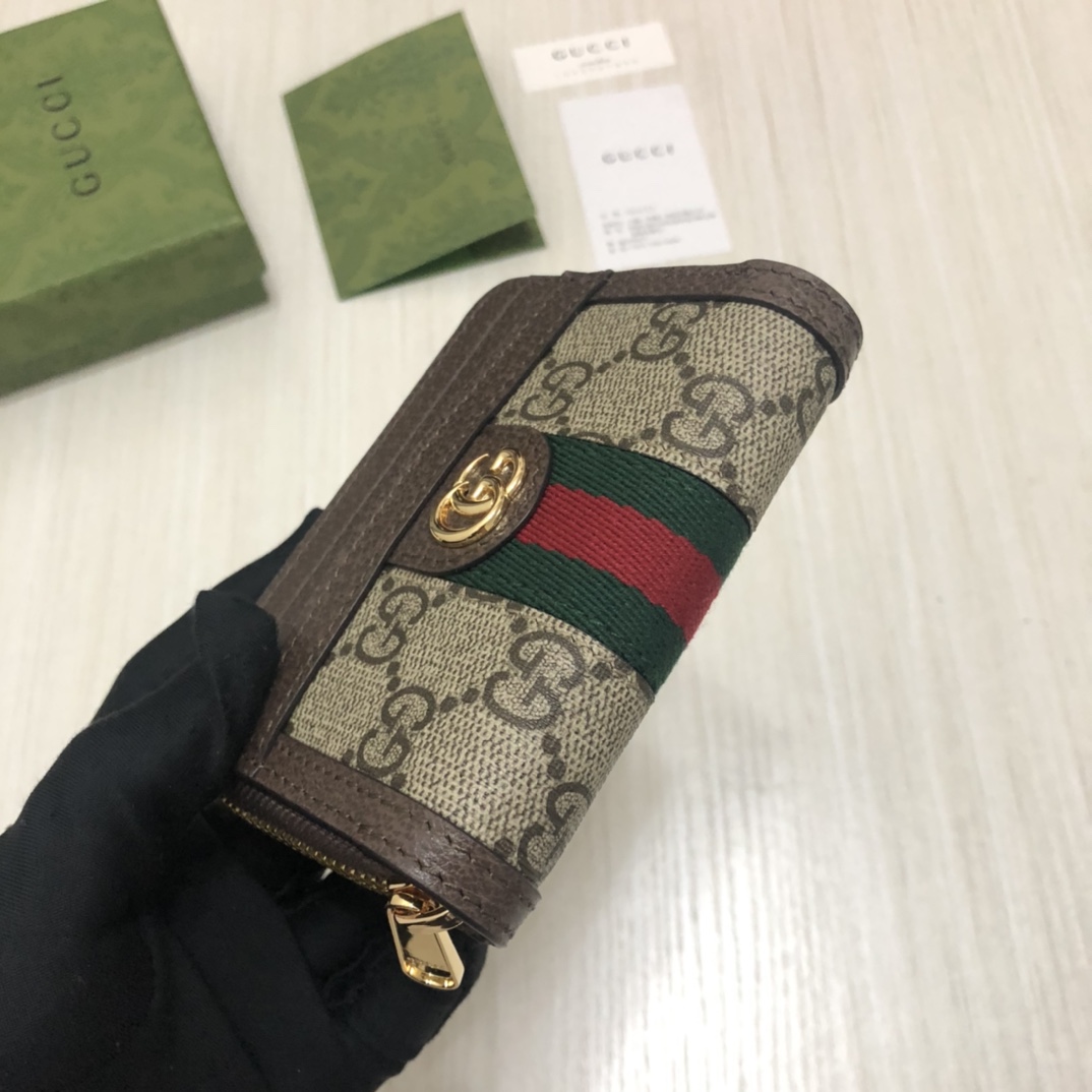 于1970年代开始使用的GG标识，由始于1930年代的早期Gucci钻石菱格纹演化而来。此款将标志性图案