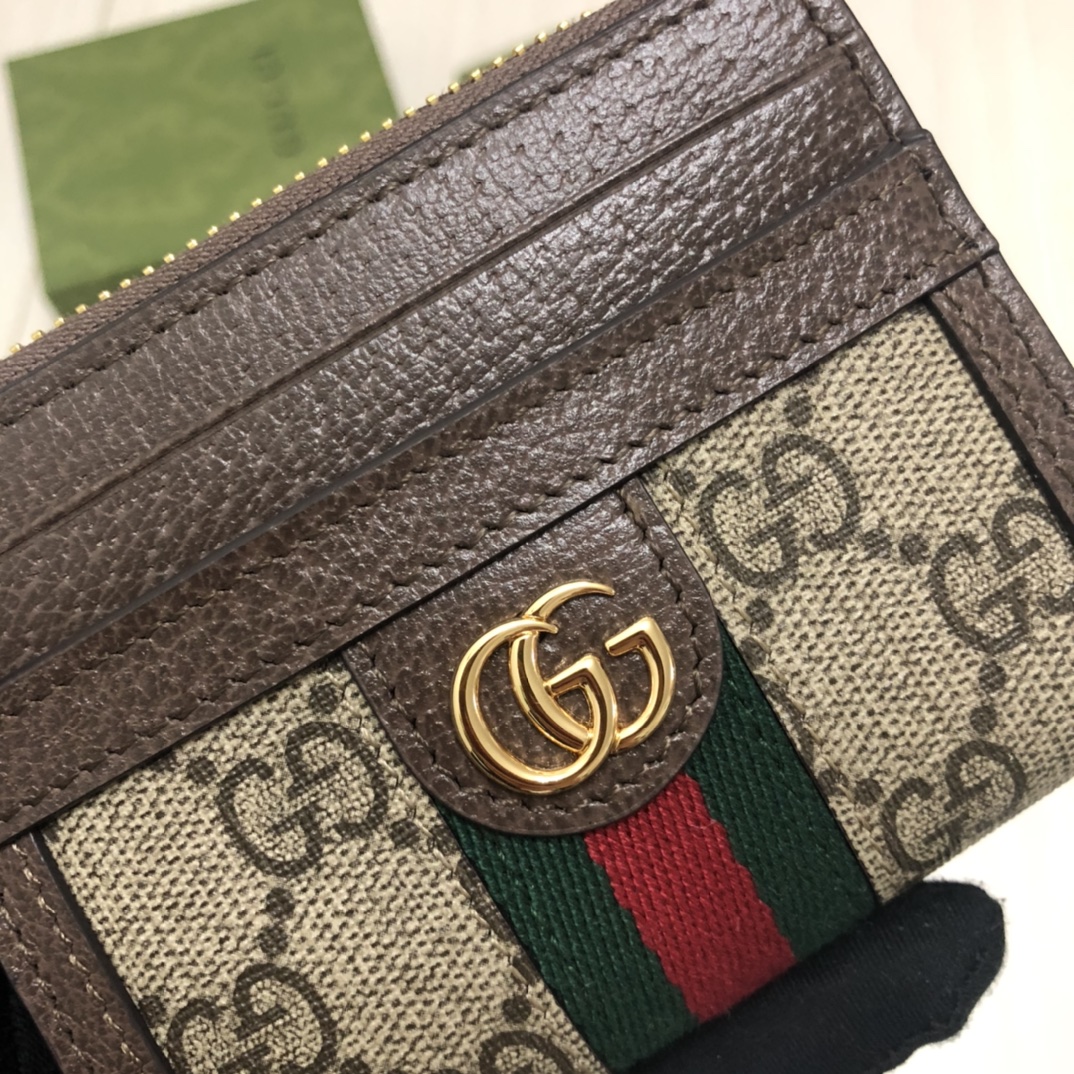 于1970年代开始使用的GG标识，由始于1930年代的早期Gucci钻石菱格纹演化而来。此款将标志性图案