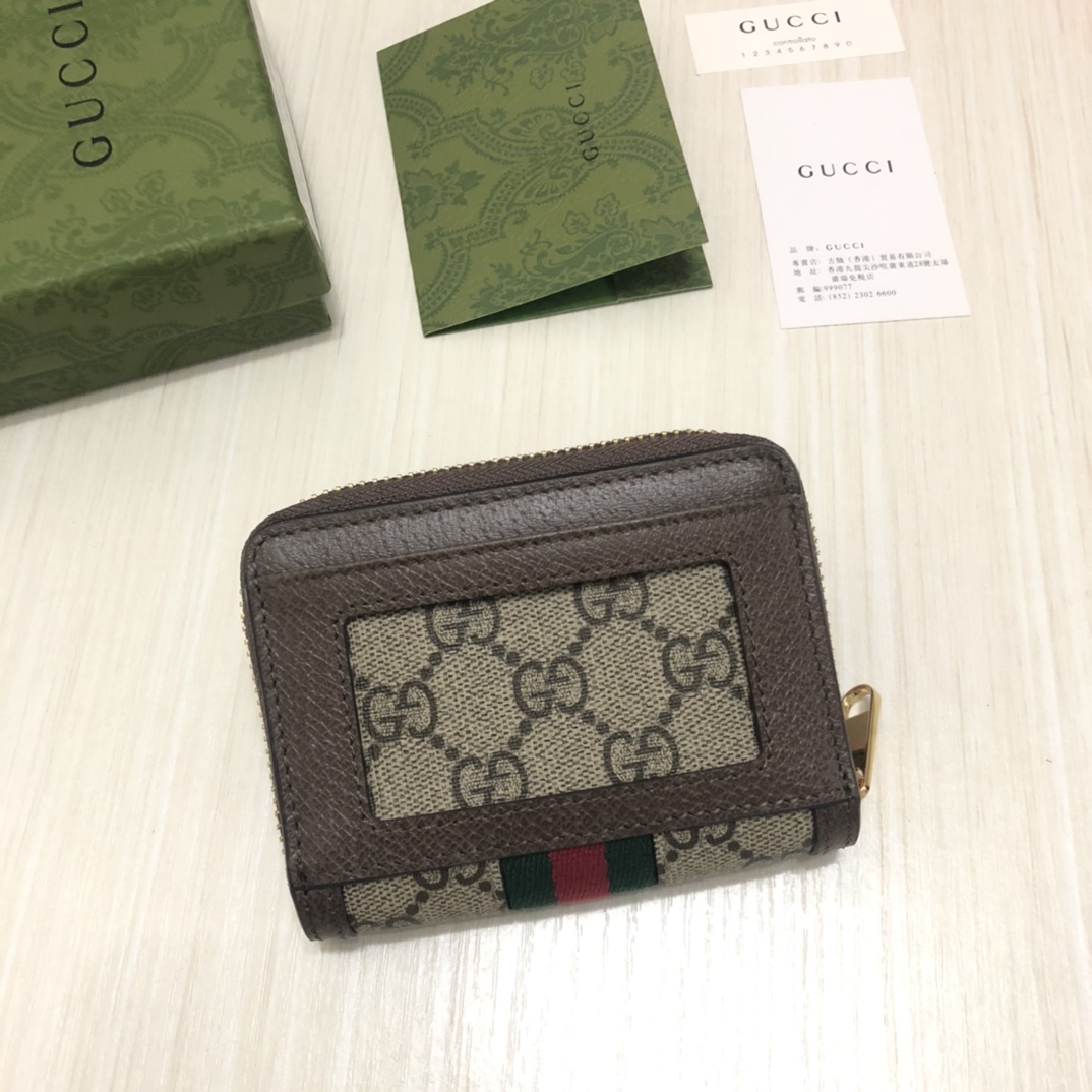 于1970年代开始使用的GG标识，由始于1930年代的早期Gucci钻石菱格纹演化而来。此款将标志性图案