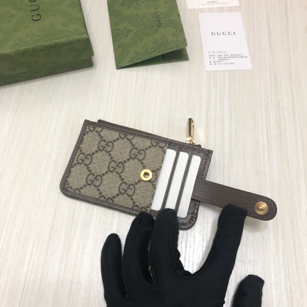 于1970年代开始使用的GG标识，由始于1930年代的早期Gucci钻石菱格纹演化而来。此款将标志性图案