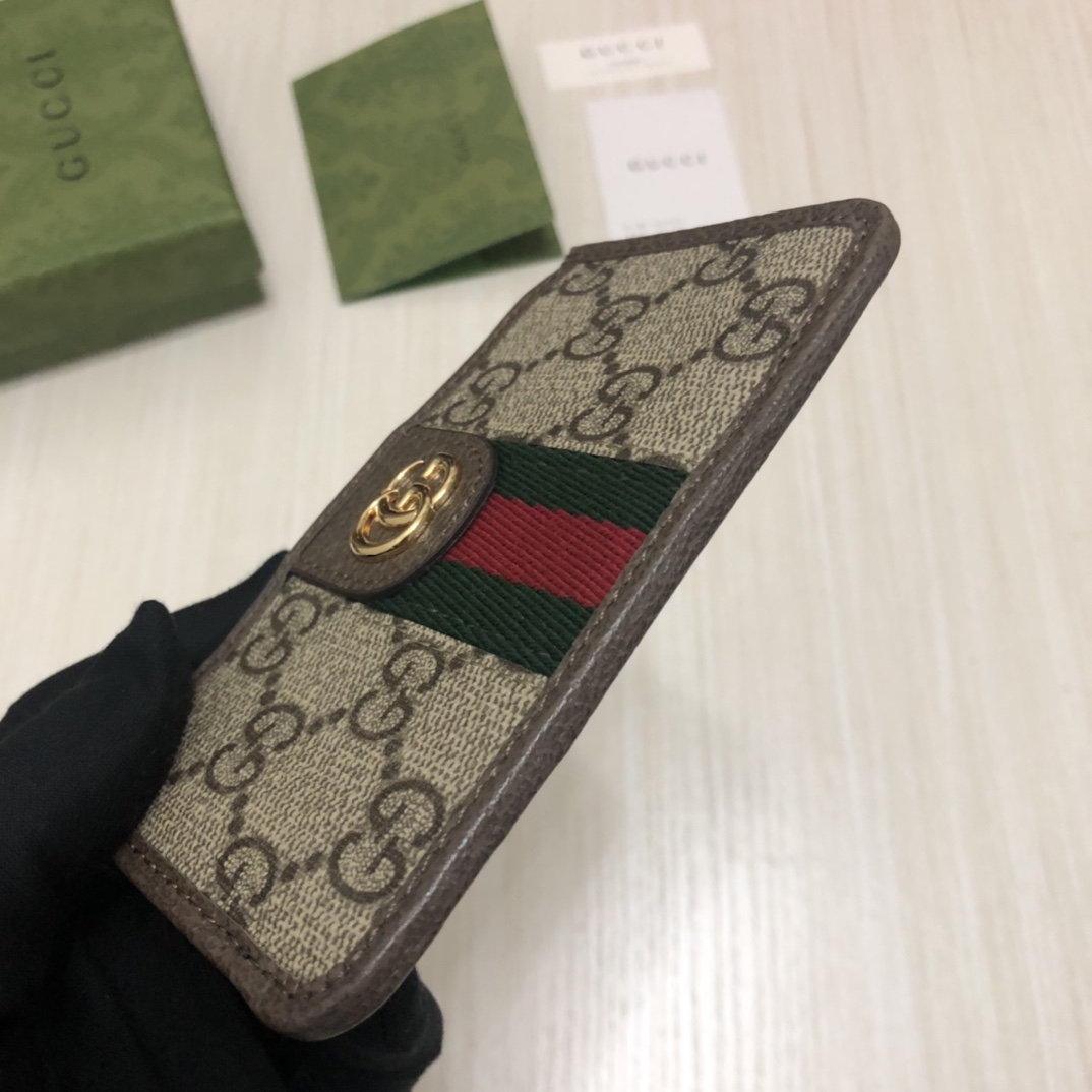 于1970年代开始使用的GG标识，由始于1930年代的早期Gucci钻石菱格纹演化而来。此款将标志性图案