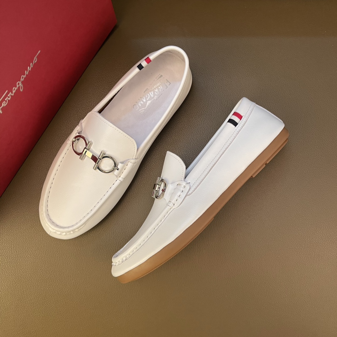 I5   菲拉格慕.Ferragamo ｛帆船鞋 懒人套脚鞋 羊皮里🐑香港专柜再现传奇.头层牛皮编织豆豆鞋 皮鞋 搭配鞋头时尚设计 无限创意.经典中带有时尚的元素.👟👟柔软滑面 顶级材料😍。独特时尚更显得更突出 商务豆豆鞋系列设计 适合出现各种场合 驾车出行🚗 懒人套脚乐福款 正装鞋 原版大底 .男鞋正码：38-44 45可定做 黑色 白色 可选