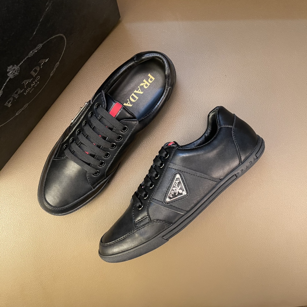 J0    普拉达～独特现代风运动鞋。专柜代购🏃休闲鞋😍😍 男士2022专柜同步发售，意大利进口原版品牌精选头柔软➕牛皮质。 拒绝脱色磨脚鞋底：原厂特供原版底，😍 超酷😍 法国懒人风格设计 ⚠️ 懒人套脚套脚 原单品质 超舒服原版底 。 适合户外司机驾车完美🚗🚗 ，男鞋