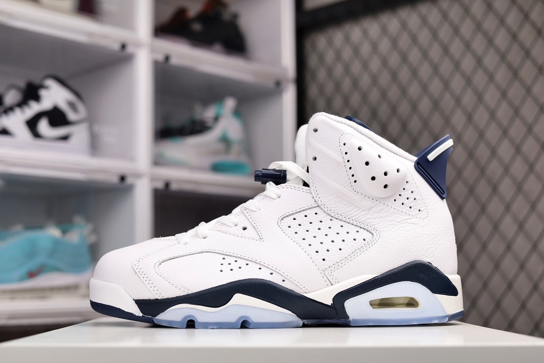 I5 公司级Air Jordan 6 午夜蓝鞋身采用皮革材质打造，经典的 23 数字加持，为鞋面整体增添了细节。配色方面采用白色、海军蓝相结合，视觉效果简约又高级。鞋舌经典的面具造型，特点鲜明并且提供完美穿脱体验。外底使用蓝色搭配水晶底，白色的 Jumpman Logo 作为点缀，呼应配色主题885RC
