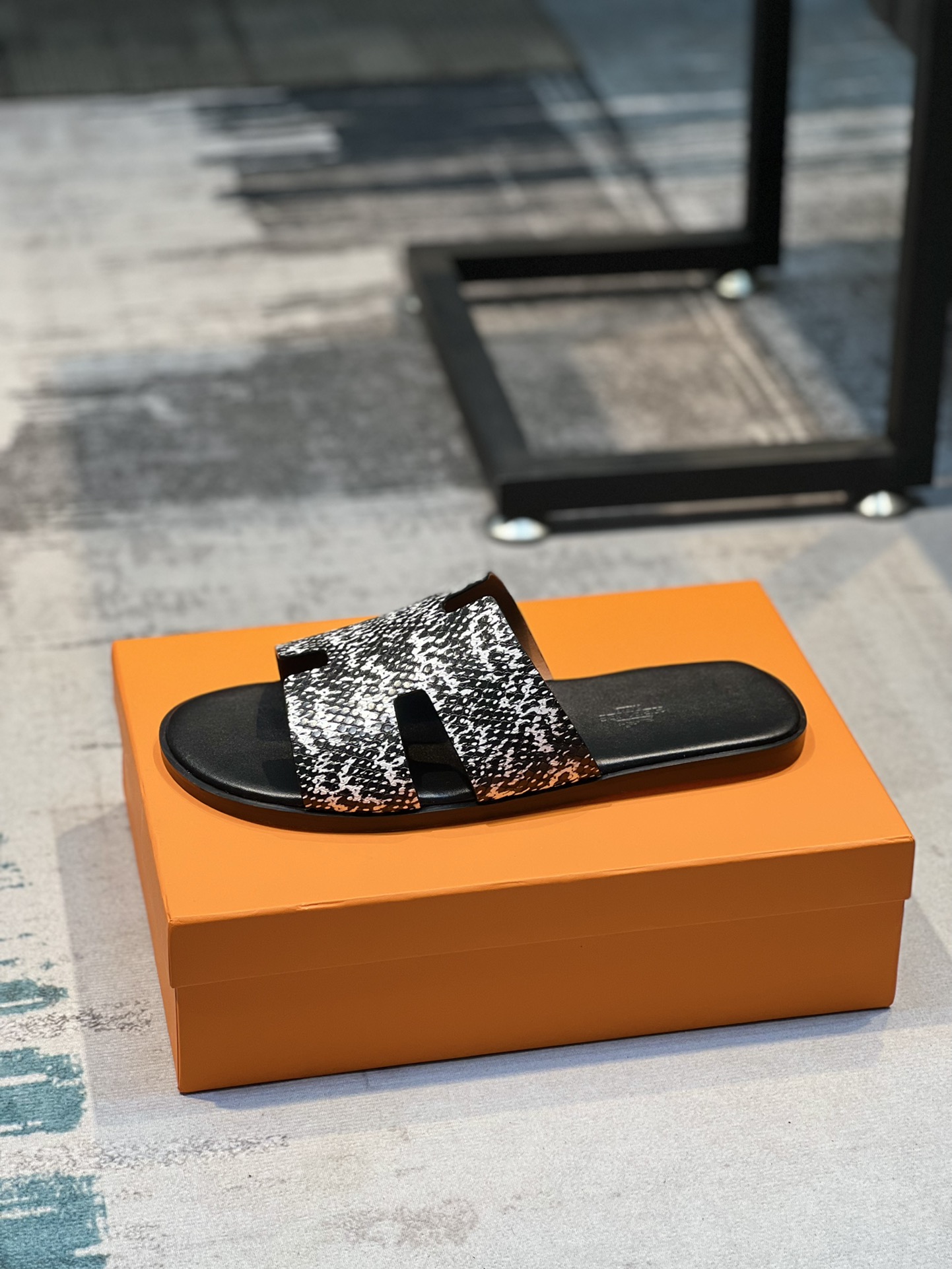 H0 Hermes爱马仕 💘官网最新专柜同步，牛皮面H拖鞋 巴黎原版飞回正品开模完美打造最高品质 诚意巨献，可随意进出专柜鞋面采用原版定制牛皮。彩色手掌纹。彩色牛皮，多色可选。进口皮垫脚内里,意大利最新原版大底，