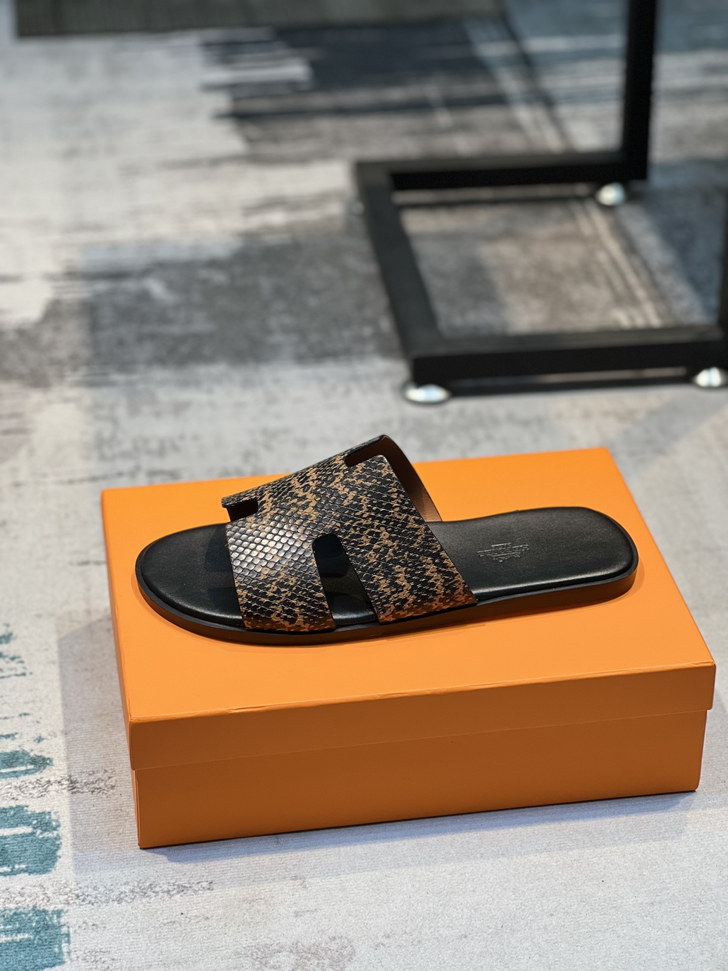 H0 Hermes爱马仕 💘官网最新专柜同步，牛皮面H拖鞋 巴黎原版飞回正品开模完美打造最高品质 诚意巨献，可随意进出专柜鞋面采用原版定制牛皮。彩色手掌纹。彩色牛皮，多色可选。进口皮垫脚内里,意大利最新原版大底，