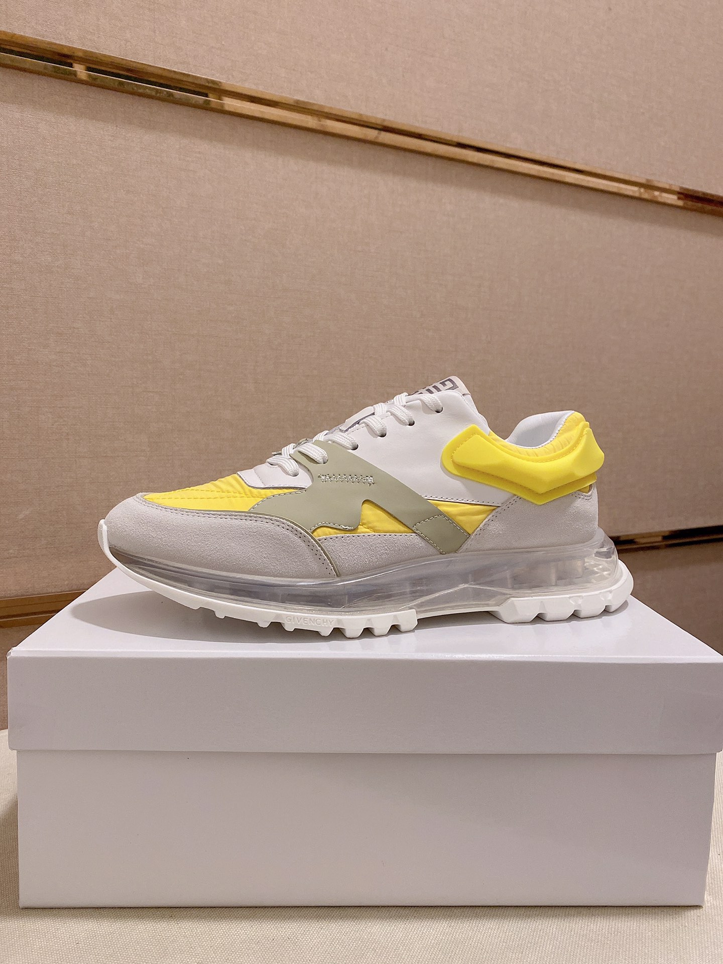 K5  Givenchy  纪梵希 Givenchy 🇬🇧💯 专柜同步 人手一双 不容错过 ⚠️专柜买版 完全1:1 开模定制✨😎顶级版本🔍 原版展示提供对比 让大货做到和原版0⃣️区别实物和图片来见证1⃣️面料：原版头层牛皮 2⃣️内里：原版弹力布配牛皮内里 干爽 舒适3⃣️鞋底：正品独家私模⚠️气垫大底