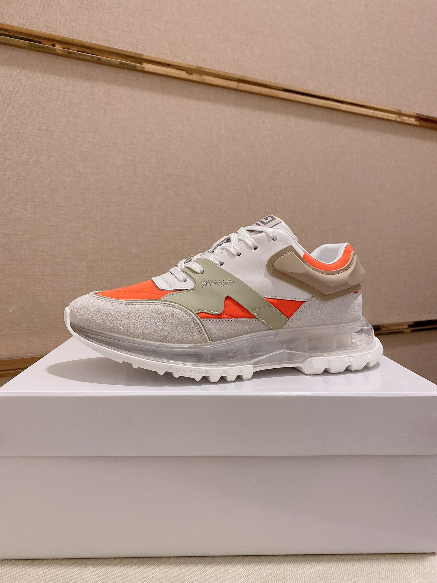 K5  Givenchy  纪梵希 Givenchy 🇬🇧💯 专柜同步 人手一双 不容错过 ⚠️专柜买版 完全1:1 开模定制✨😎顶级版本🔍 原版展示提供对比 让大货做到和原版0⃣️区别实物和图片来见证1⃣️面料：原版头层牛皮 2⃣️内里：原版弹力布配牛皮内里 干爽 舒适3⃣️鞋底：正品独家私模⚠️气垫大底