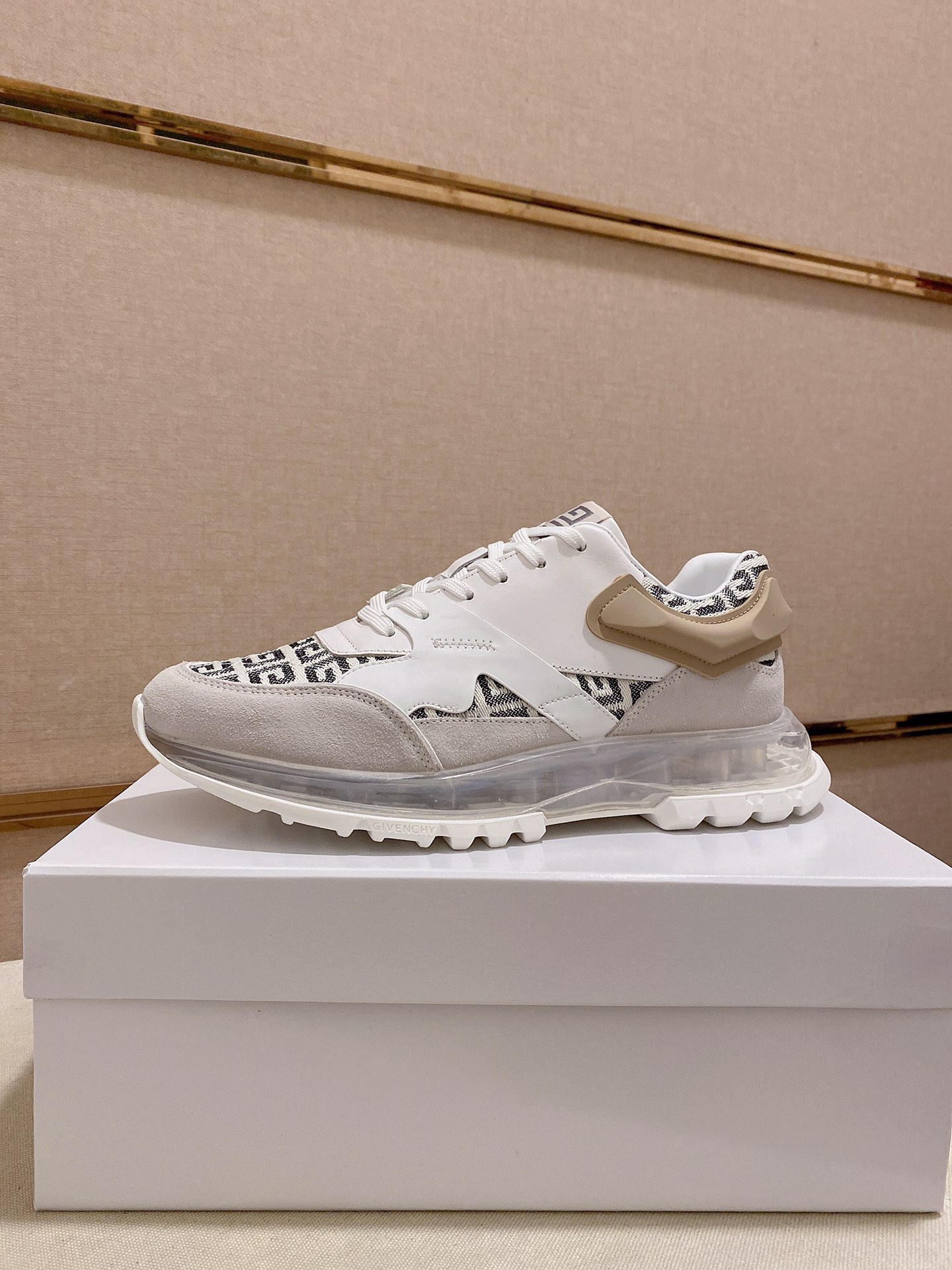 K5  Givenchy  纪梵希 Givenchy 🇬🇧💯 专柜同步 人手一双 不容错过 ⚠️专柜买版 完全1:1 开模定制✨😎顶级版本🔍 原版展示提供对比 让大货做到和原版0⃣️区别实物和图片来见证1⃣️面料：原版头层牛皮 2⃣️内里：原版弹力布配牛皮内里 干爽 舒适3⃣️鞋底：正品独家私模⚠️气垫大底