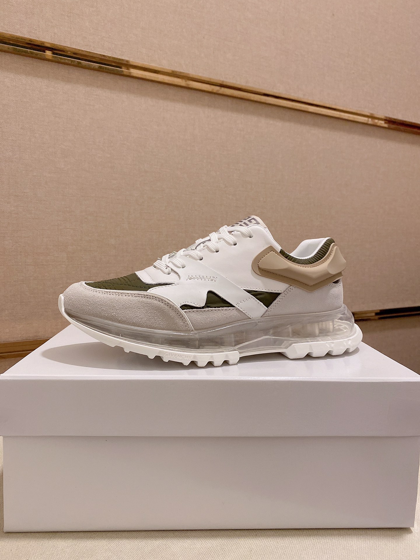 K5  Givenchy  纪梵希 Givenchy 🇬🇧💯 专柜同步 人手一双 不容错过 ⚠️专柜买版 完全1:1 开模定制✨😎顶级版本🔍 原版展示提供对比 让大货做到和原版0⃣️区别实物和图片来见证1⃣️面料：原版头层牛皮 2⃣️内里：原版弹力布配牛皮内里 干爽 舒适3⃣️鞋底：正品独家私模⚠️气垫大底