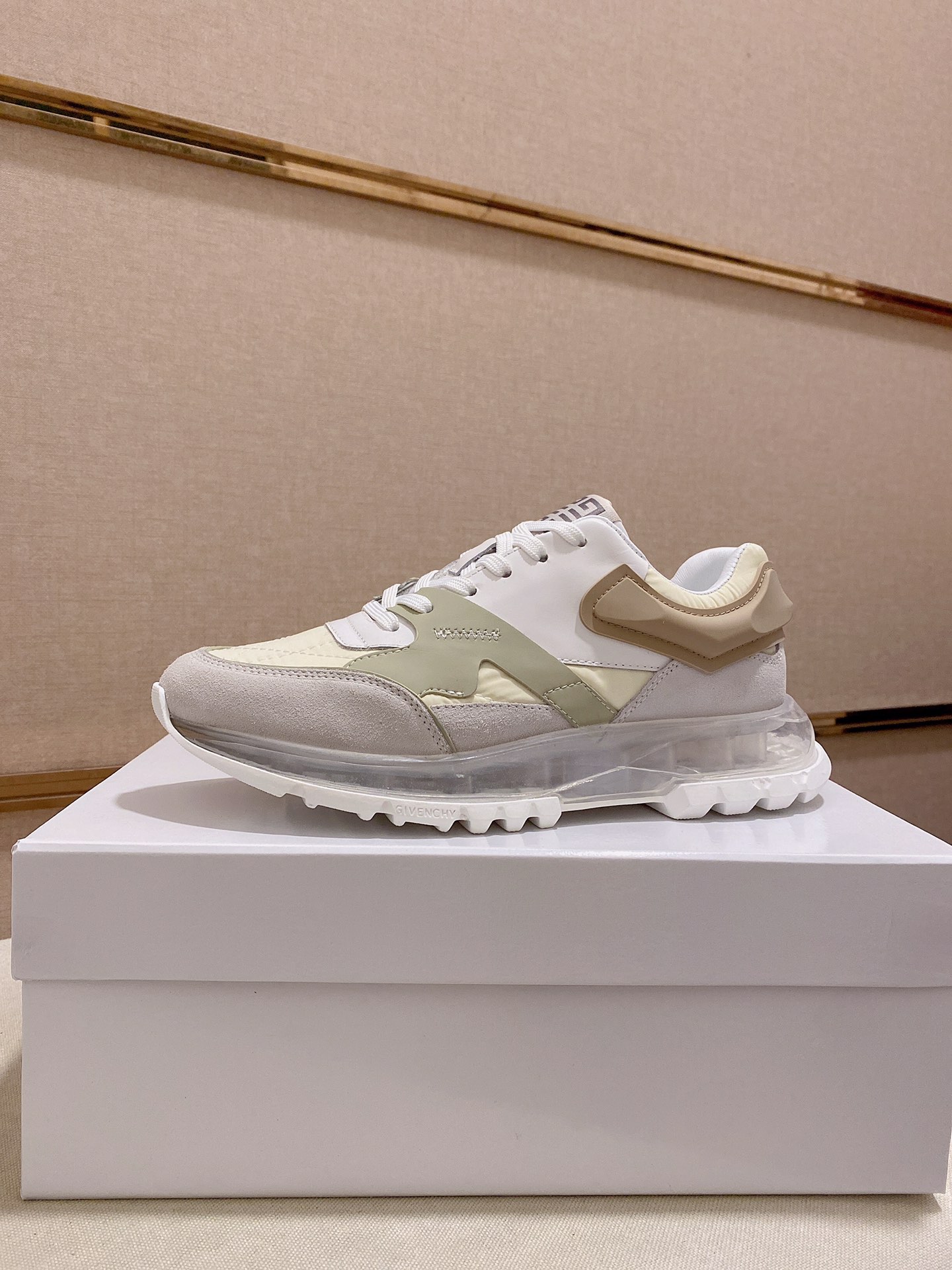 K5  Givenchy  纪梵希 Givenchy 🇬🇧💯 专柜同步 人手一双 不容错过 ⚠️专柜买版 完全1:1 开模定制✨😎顶级版本🔍 原版展示提供对比 让大货做到和原版0⃣️区别实物和图片来见证1⃣️面料：原版头层牛皮 2⃣️内里：原版弹力布配牛皮内里 干爽 舒适3⃣️鞋底：正品独家私模⚠️气垫大底