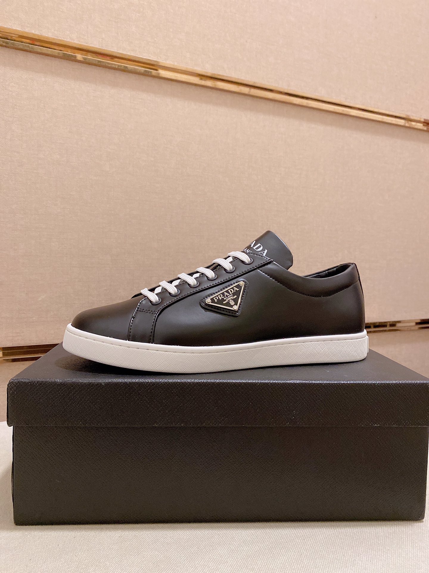 I5  Prada ～普拉达潮流上市 官网同款 专柜品质 原版搭配   精选头层牛皮面料。舒适透气羊皮内里 做工精细 用料上层 G5 %纯牛皮打造 原版楦型 上脚舒适 鞋码38到44