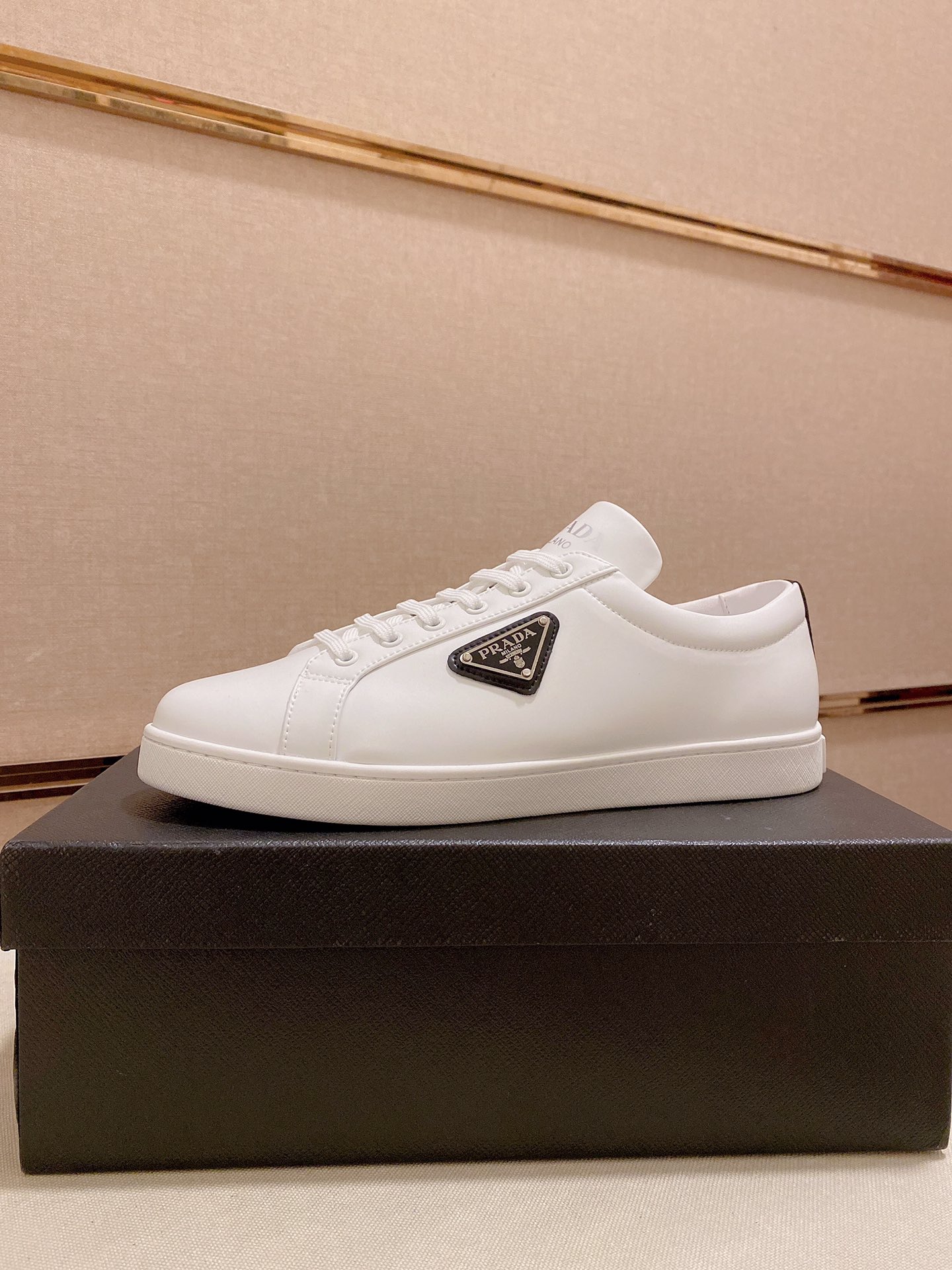 I5  Prada ～普拉达潮流上市 官网同款 专柜品质 原版搭配   精选头层牛皮面料。舒适透气羊皮内里 做工精细 用料上层 G5 %纯牛皮打造 原版楦型 上脚舒适 鞋码38到44