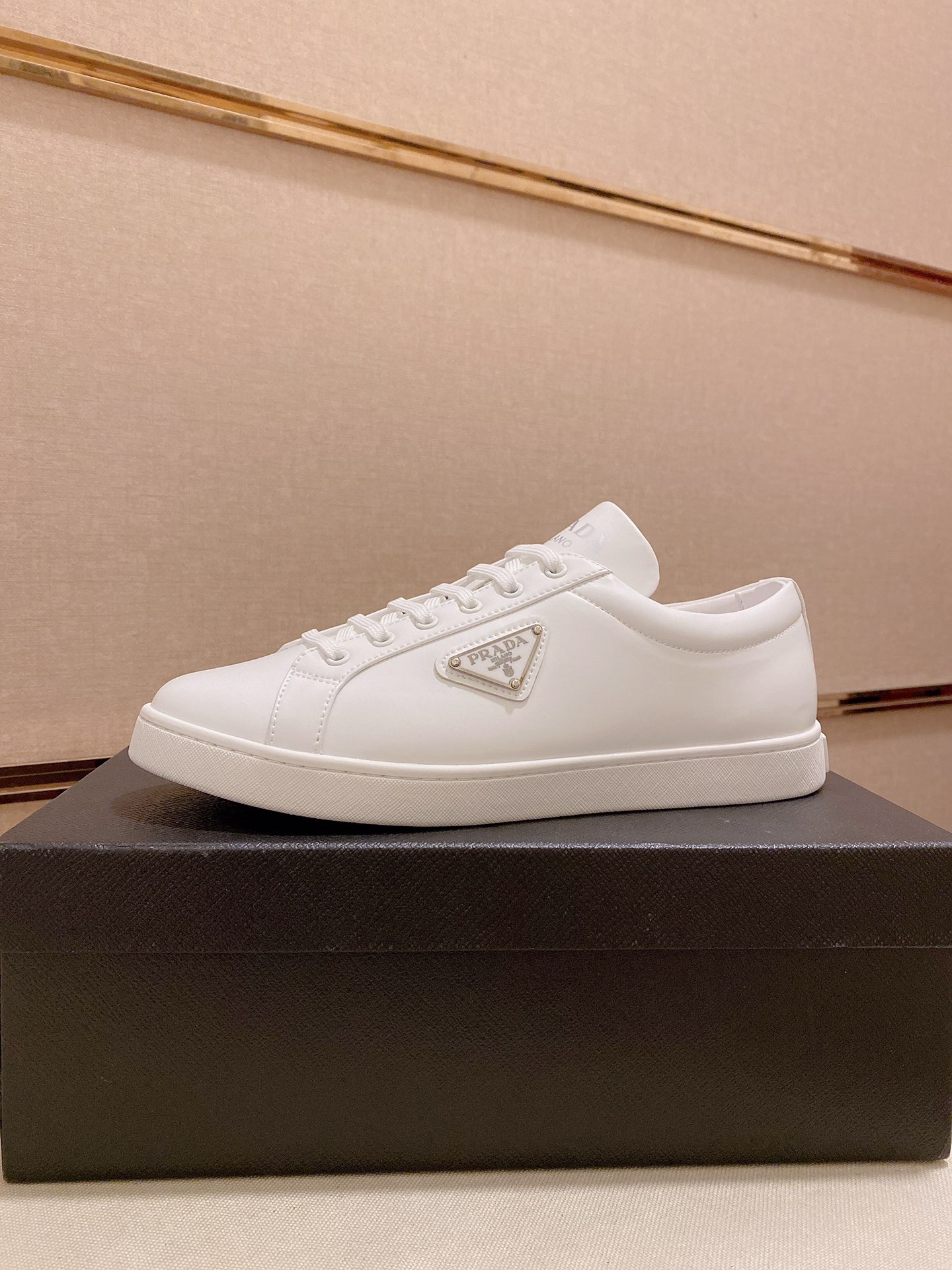 I5  Prada ～普拉达潮流上市 官网同款 专柜品质 原版搭配   精选头层牛皮面料。舒适透气羊皮内里 做工精细 用料上层 G5 %纯牛皮打造 原版楦型 上脚舒适 鞋码38到44