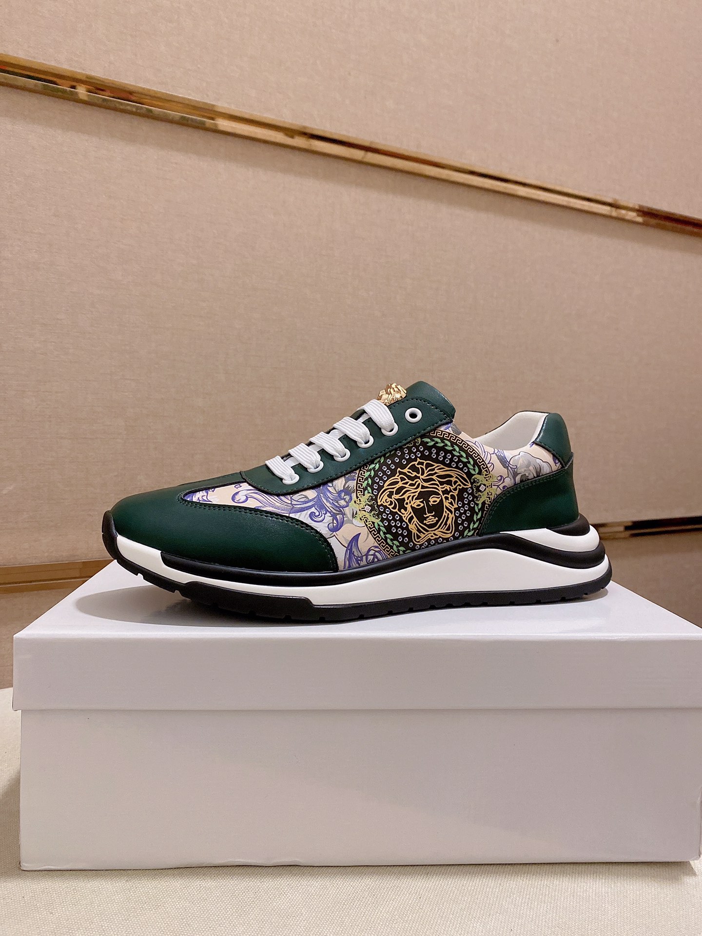 I5 Versace 范思哲👊🏻鞋面🇮🇹进口牛皮🇩🇪内里进口羊皮内里 。原版大底开模，每一位男士的身份衬托，上脚大气稳重🚶🏻🚶🏻高端定制专柜原版复刻📯不管风吹雨打鞋楦不变，经得起时间的验证🔍️，🔵