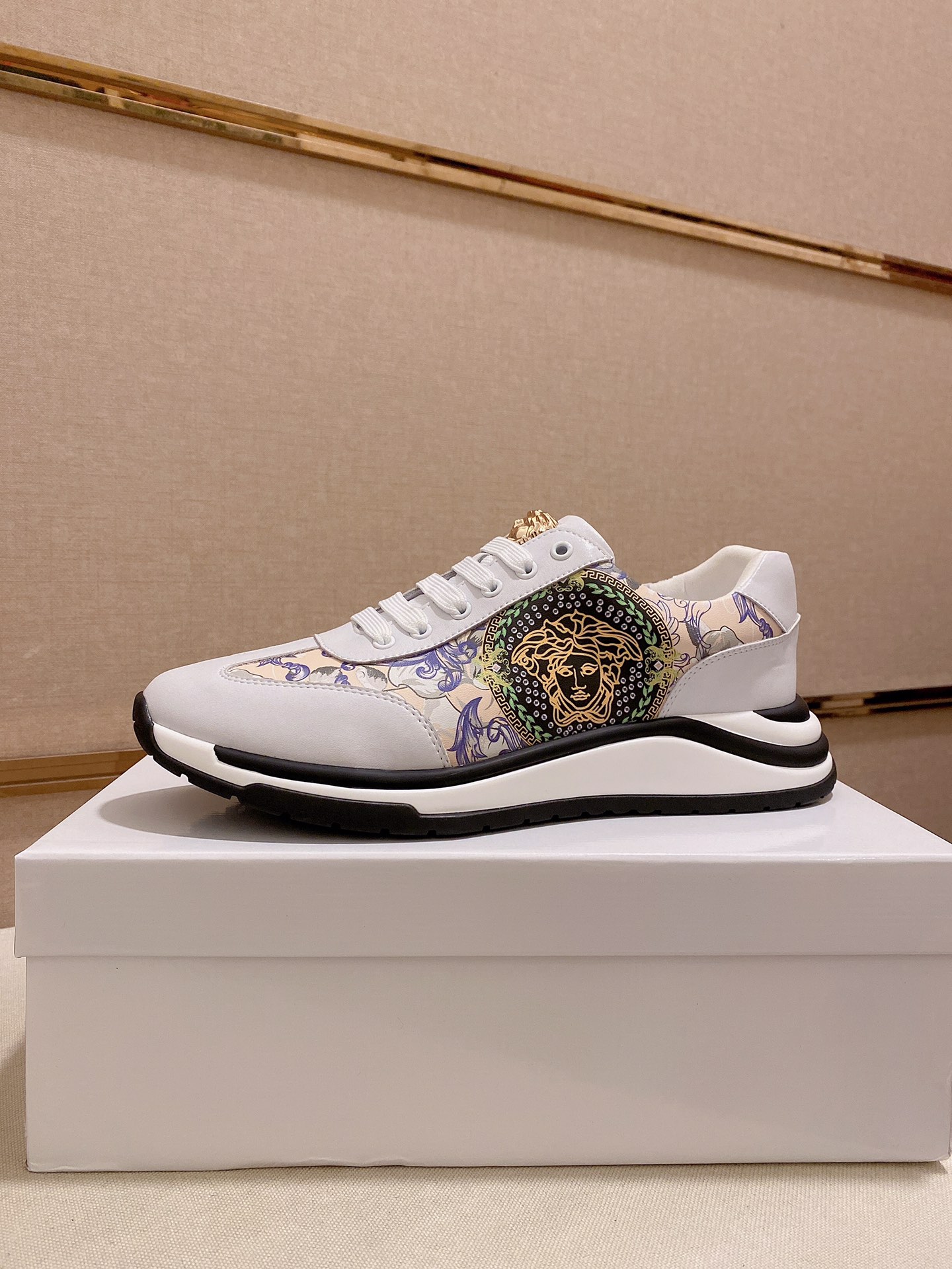 I5 Versace 范思哲👊🏻鞋面🇮🇹进口牛皮🇩🇪内里进口羊皮内里 。原版大底开模，每一位男士的身份衬托，上脚大气稳重🚶🏻🚶🏻高端定制专柜原版复刻📯不管风吹雨打鞋楦不变，经得起时间的验证🔍️，🔵