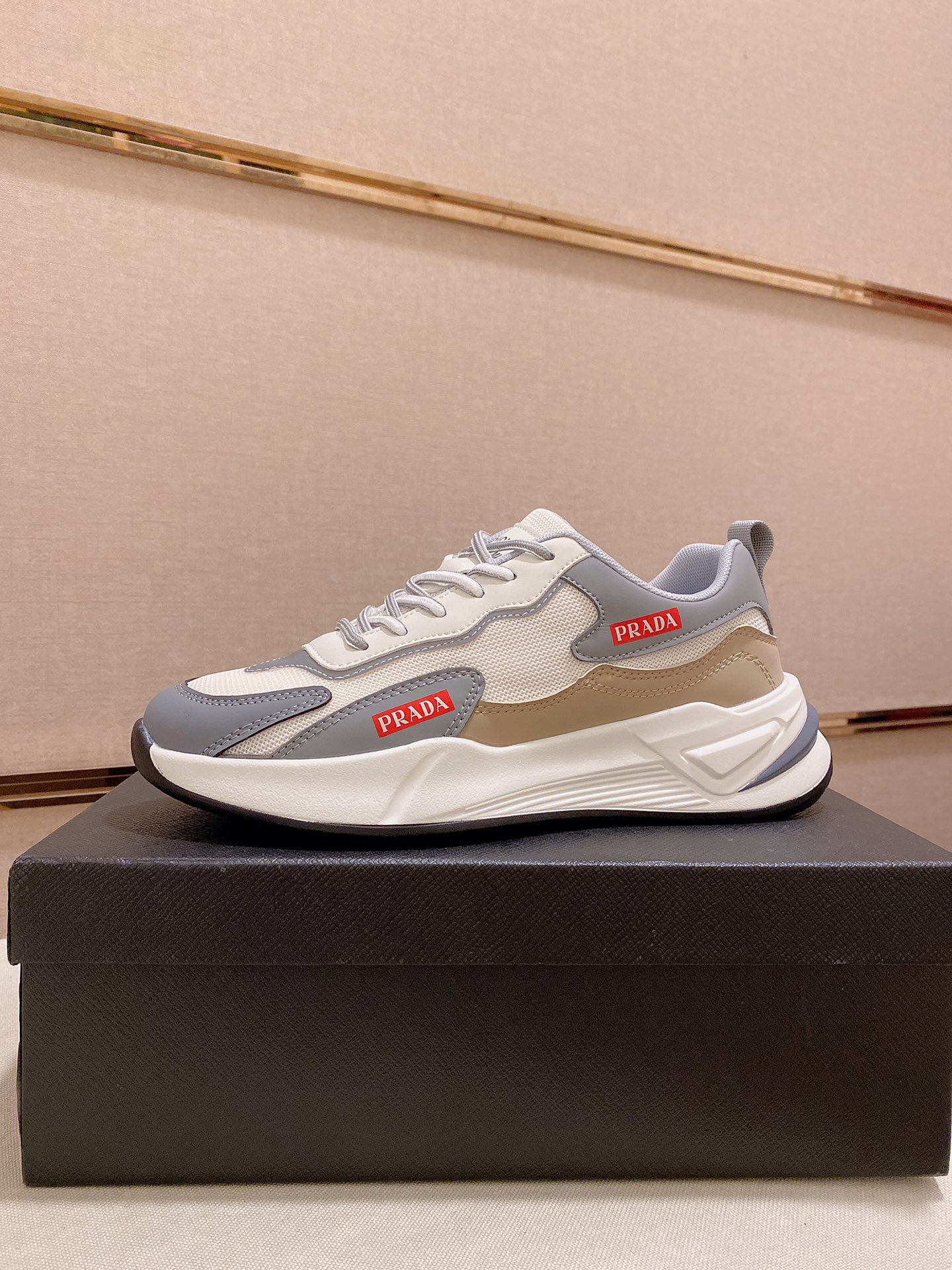 I5  Prada ～普拉达潮流上市 官网同款 专柜品质 原版搭配   精选头层小牛皮搭面料。舒适透气网布内里 做工精细 用料上层 G5 %纯牛皮打造 原版楦型 上脚舒适 鞋码38到44