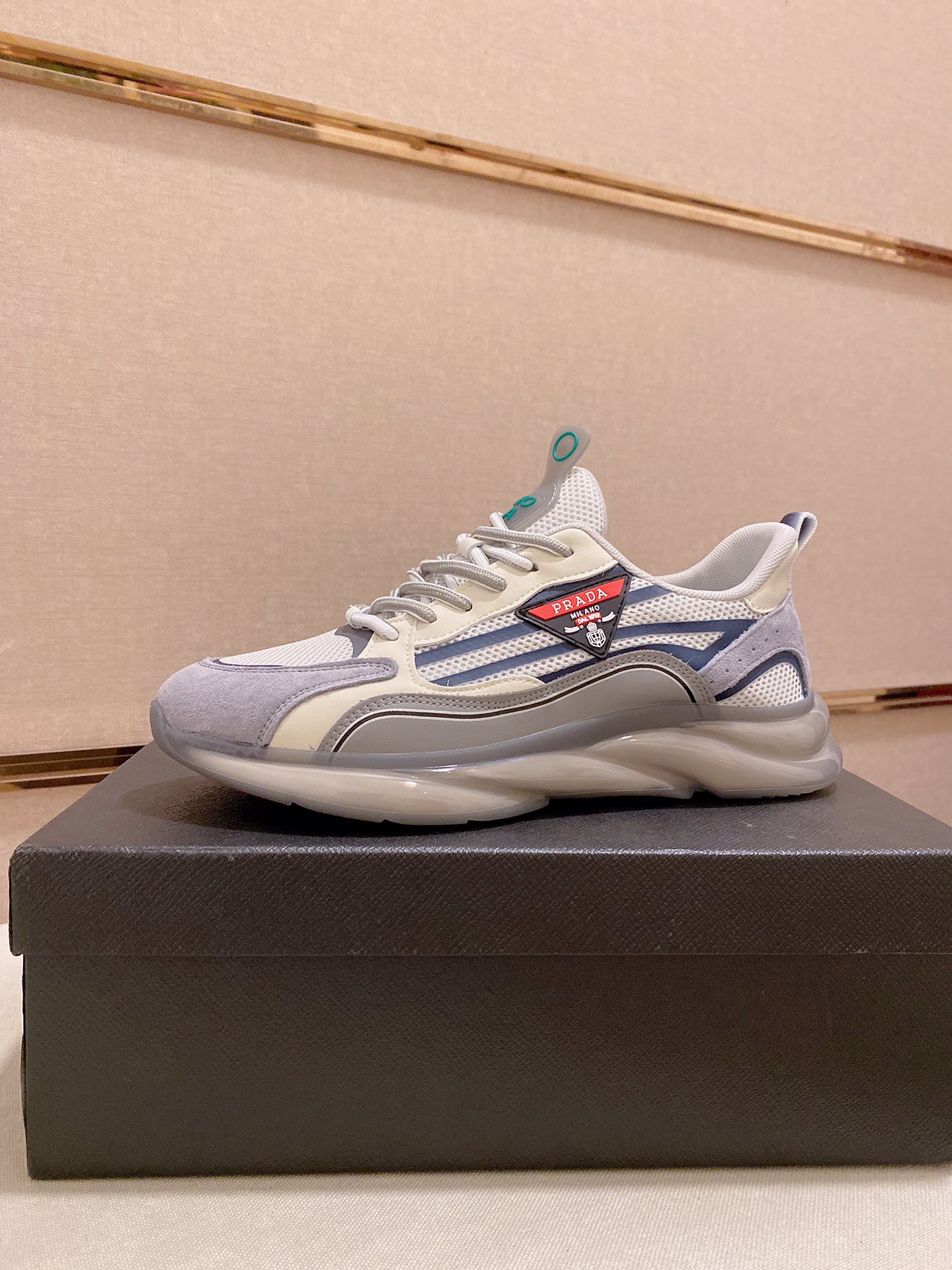 I5  Prada ～普拉达潮流上市 官网同款 专柜品质 原版搭配   精选头层小牛皮搭面料。舒适透气网布内里 做工精细 用料上层 G5 %纯牛皮打造 原版楦型 上脚舒适 鞋码38到44