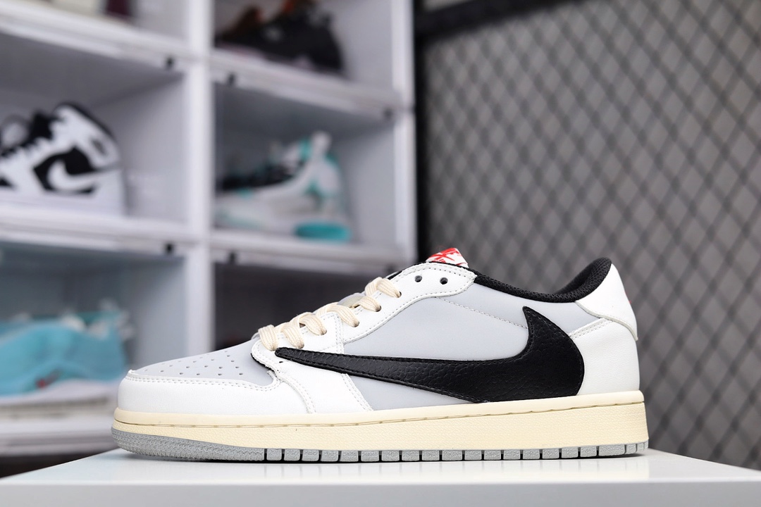 G0 公司级 Air Jordan 1 Retro High OG 倒勾 低帮 AJ1 乔丹1代 aj1 乔1 反向脚趾。亮点之处在于鞋侧的倒置 Swoosh。错版灵感来源于洛杉矶球鞋店铺收到一双特别的错版勾子倒过来，研发出反向勾的设计996YN